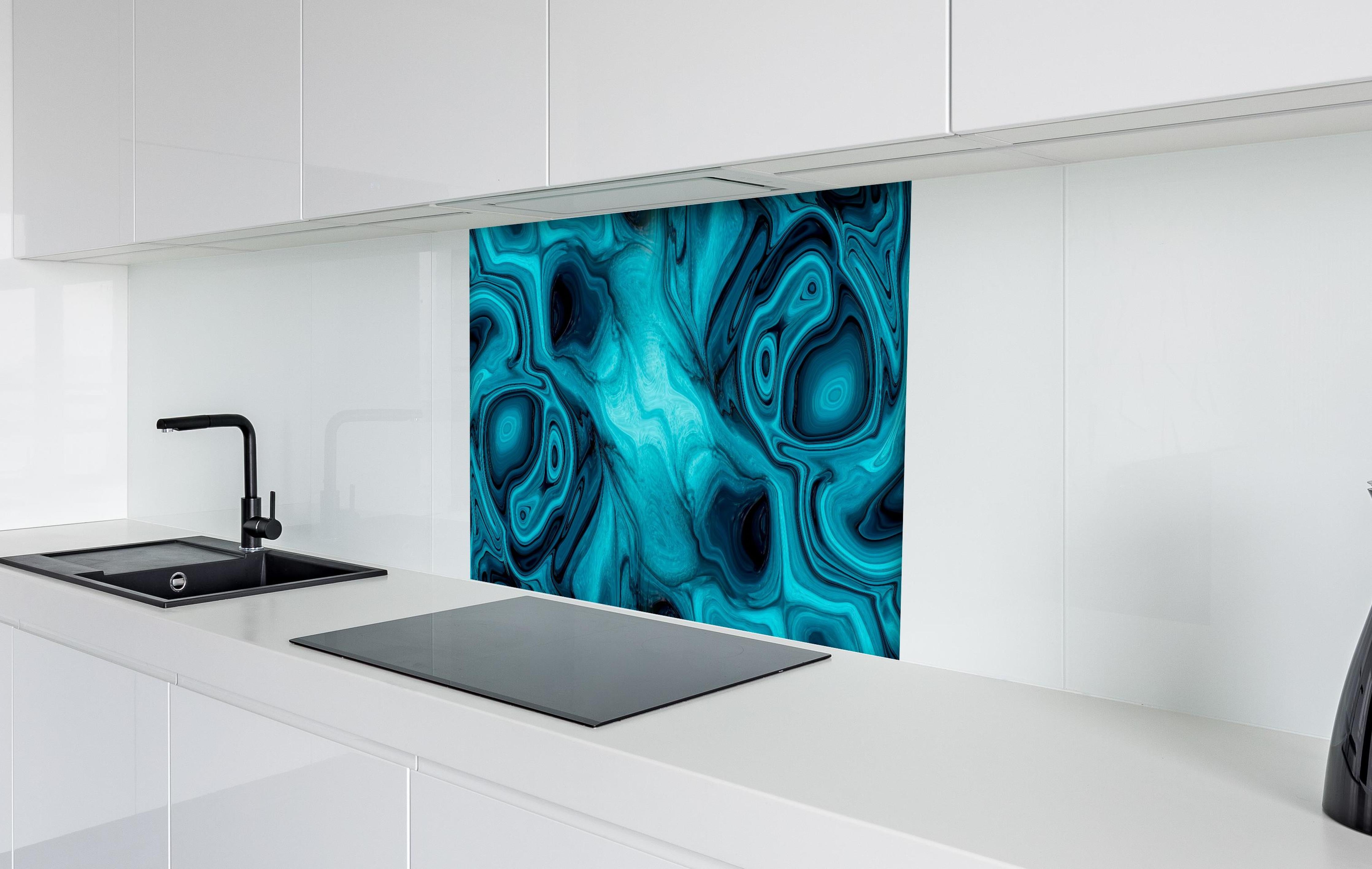 Spritzschutz - flüssiges Acrylharz - Abstrakt hinter einem Cerankochfeld zwischen Holz-Kochutensilien