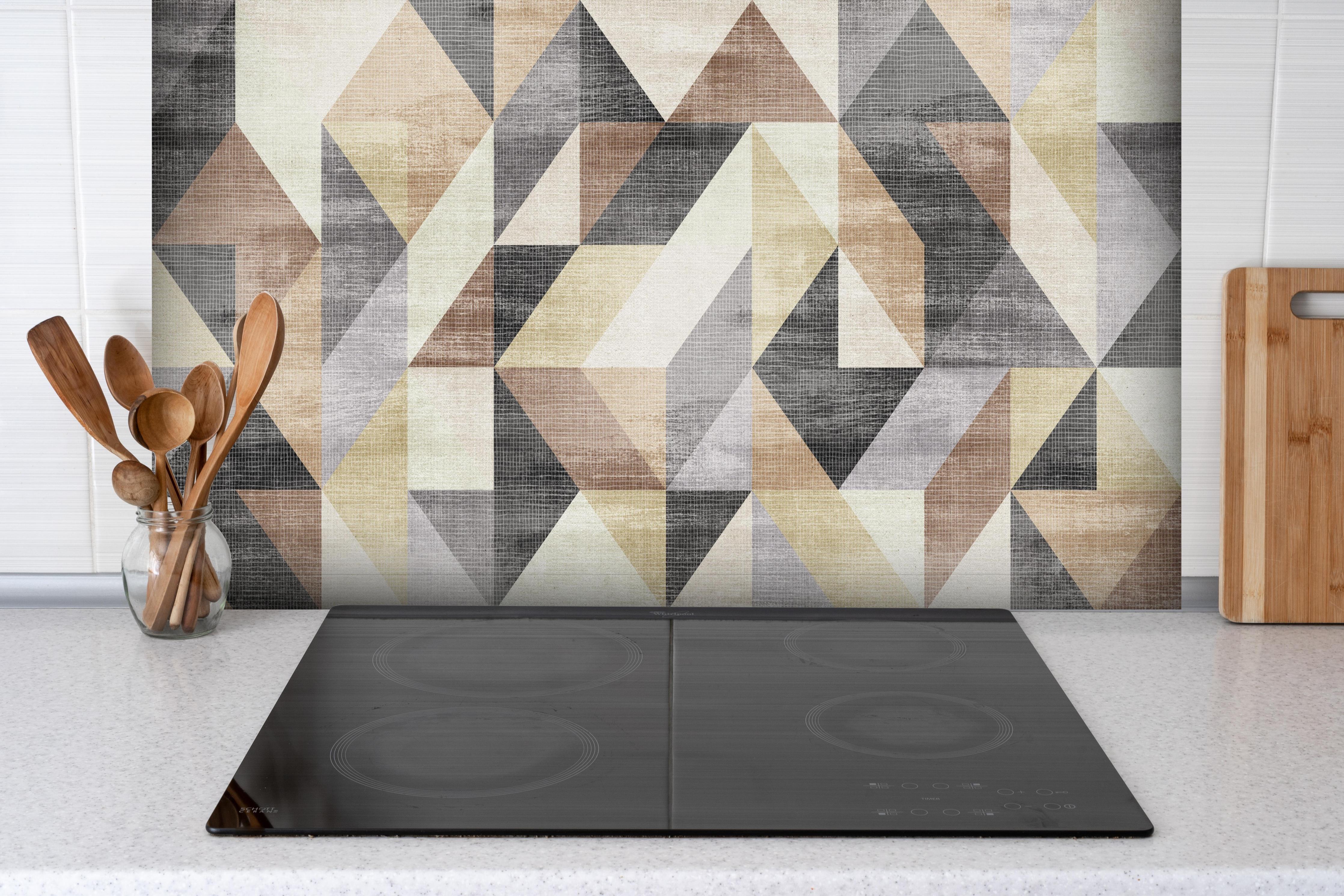 Spritzschutz - gestreiften Stoff Textur hinter einem Cerankochfeld zwischen Holz-Kochutensilien