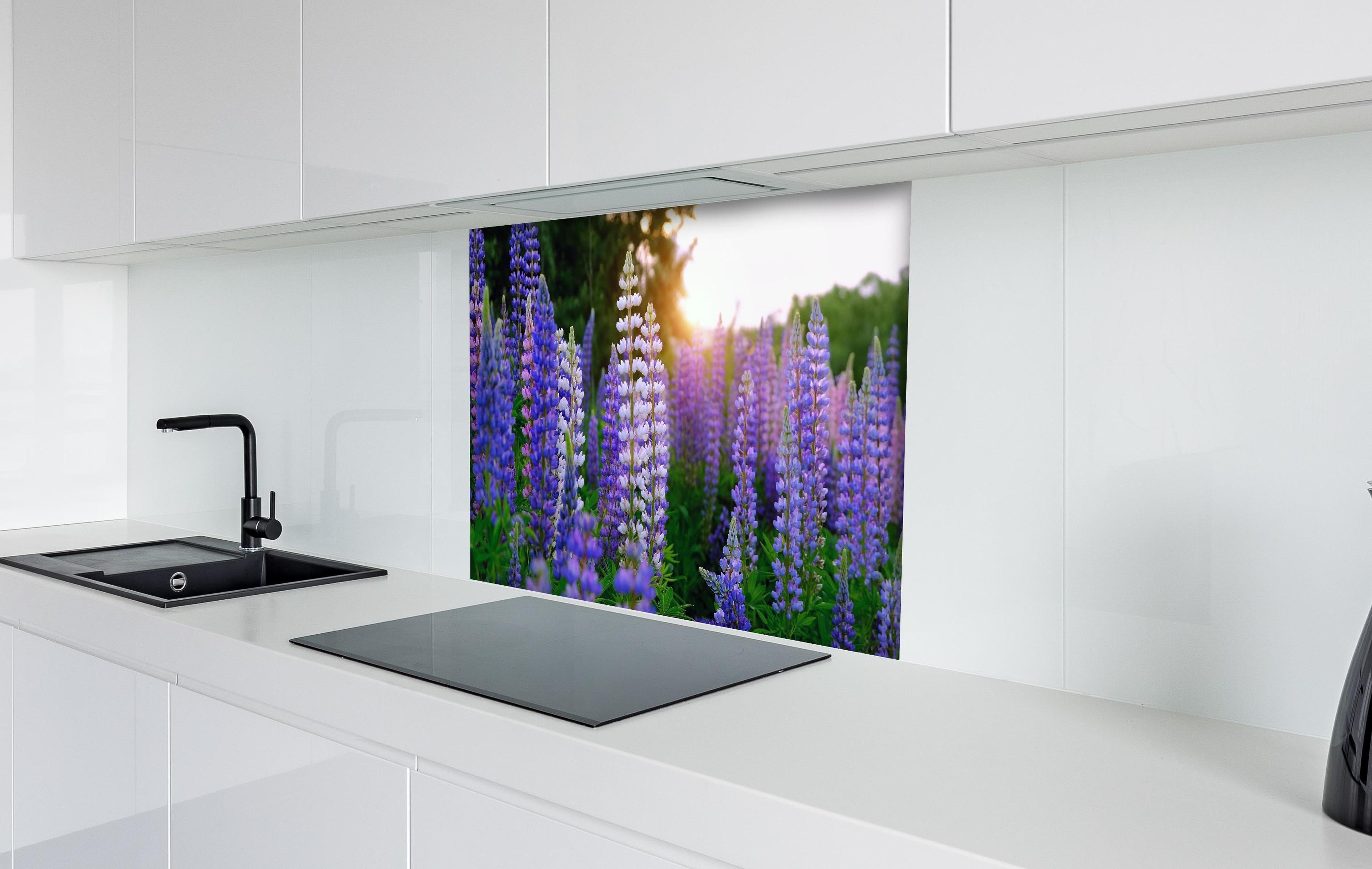 Spritzschutz - lila-rosa Lupine Blumen hinter einem Cerankochfeld zwischen Holz-Kochutensilien
