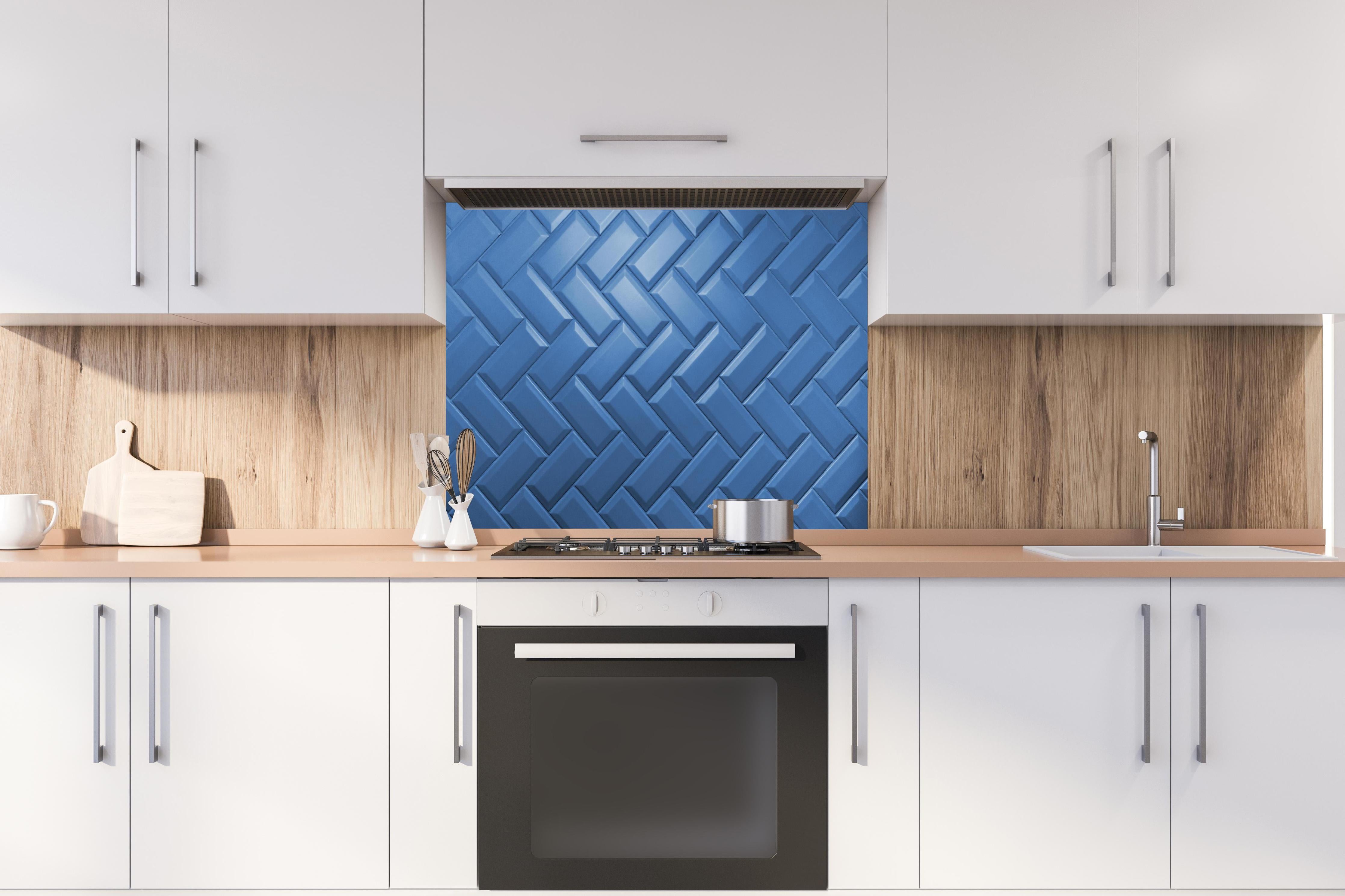 Spritzschutz - phantomblaue matte Keramikfliesen hinter einem Cerankochfeld zwischen Holz-Kochutensilien
