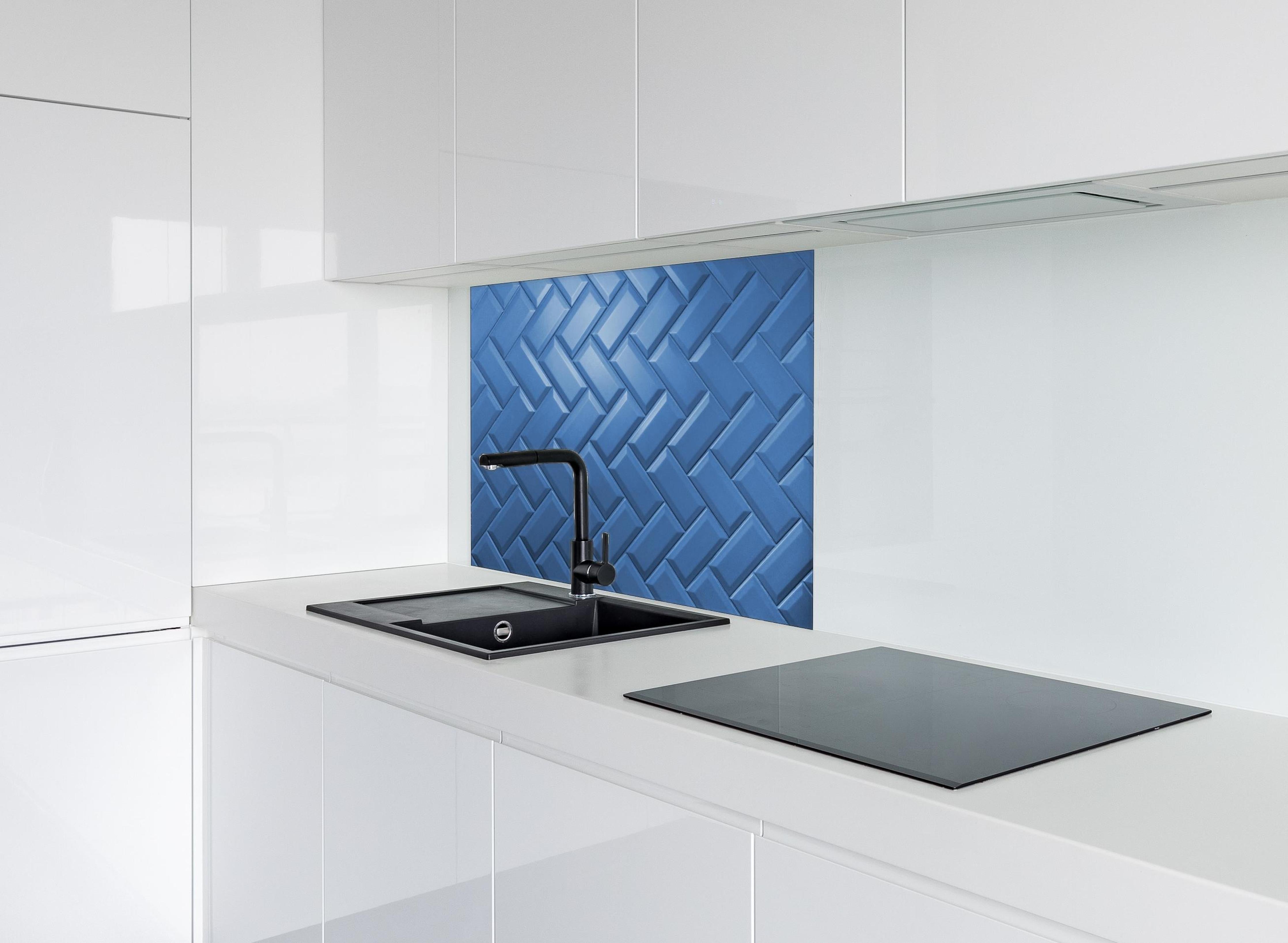 Spritzschutz - phantomblaue matte Keramikfliesen hinter einem Cerankochfeld zwischen Holz-Kochutensilien