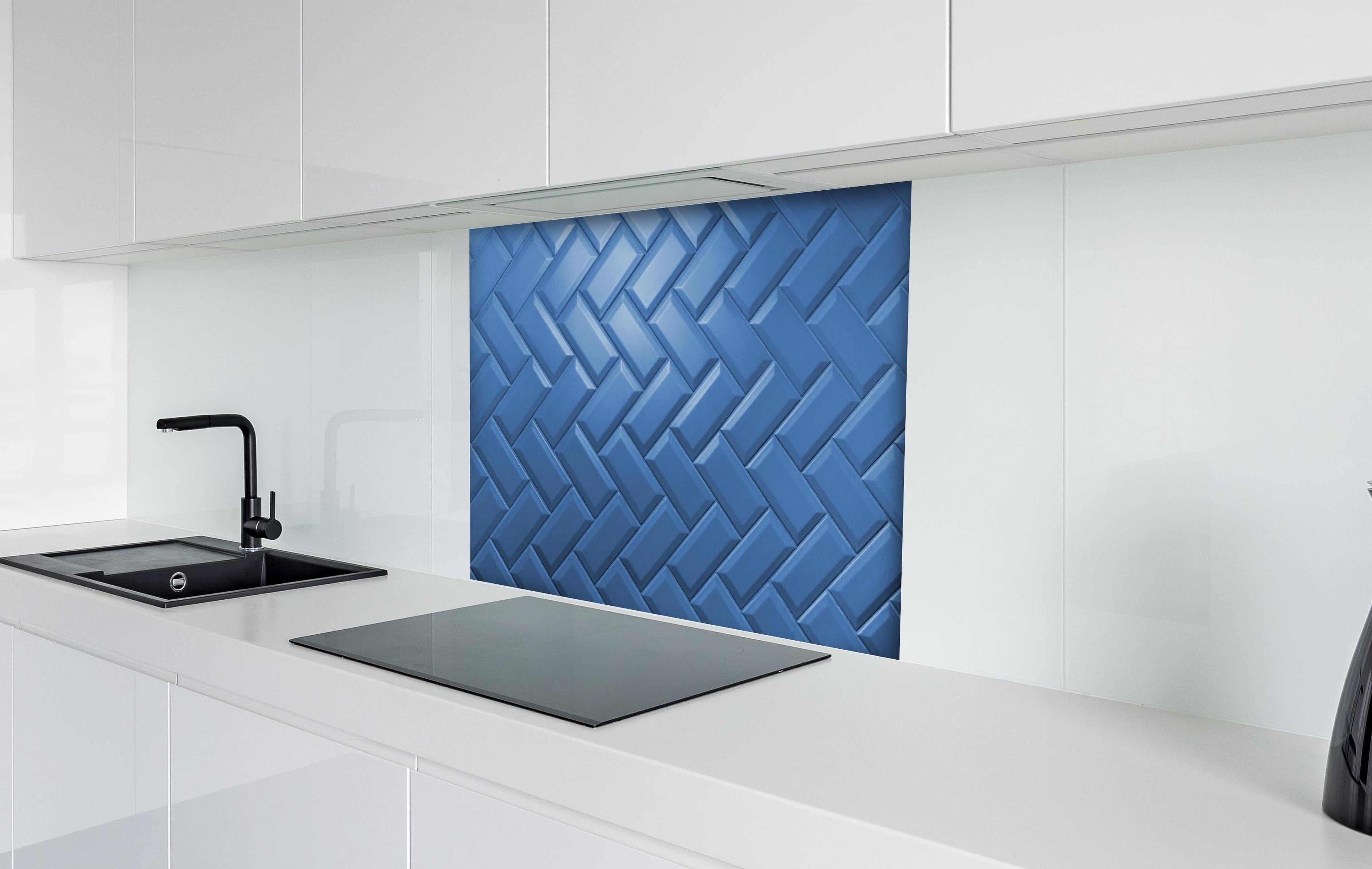 Spritzschutz - phantomblaue matte Keramikfliesen hinter einem Cerankochfeld zwischen Holz-Kochutensilien