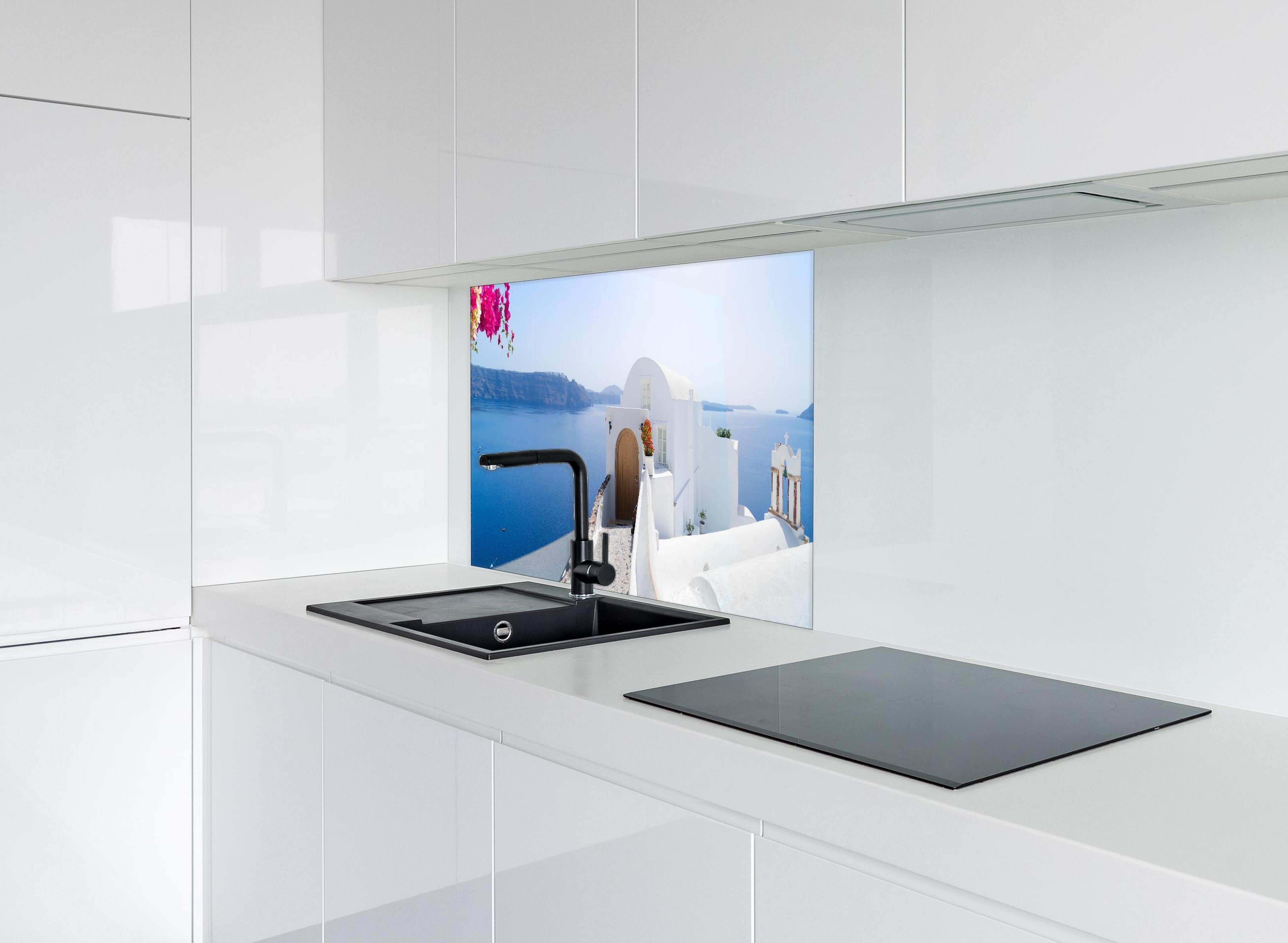 Spritzschutz - schöne Details der Insel Santorin hinter einem Cerankochfeld zwischen Holz-Kochutensilien