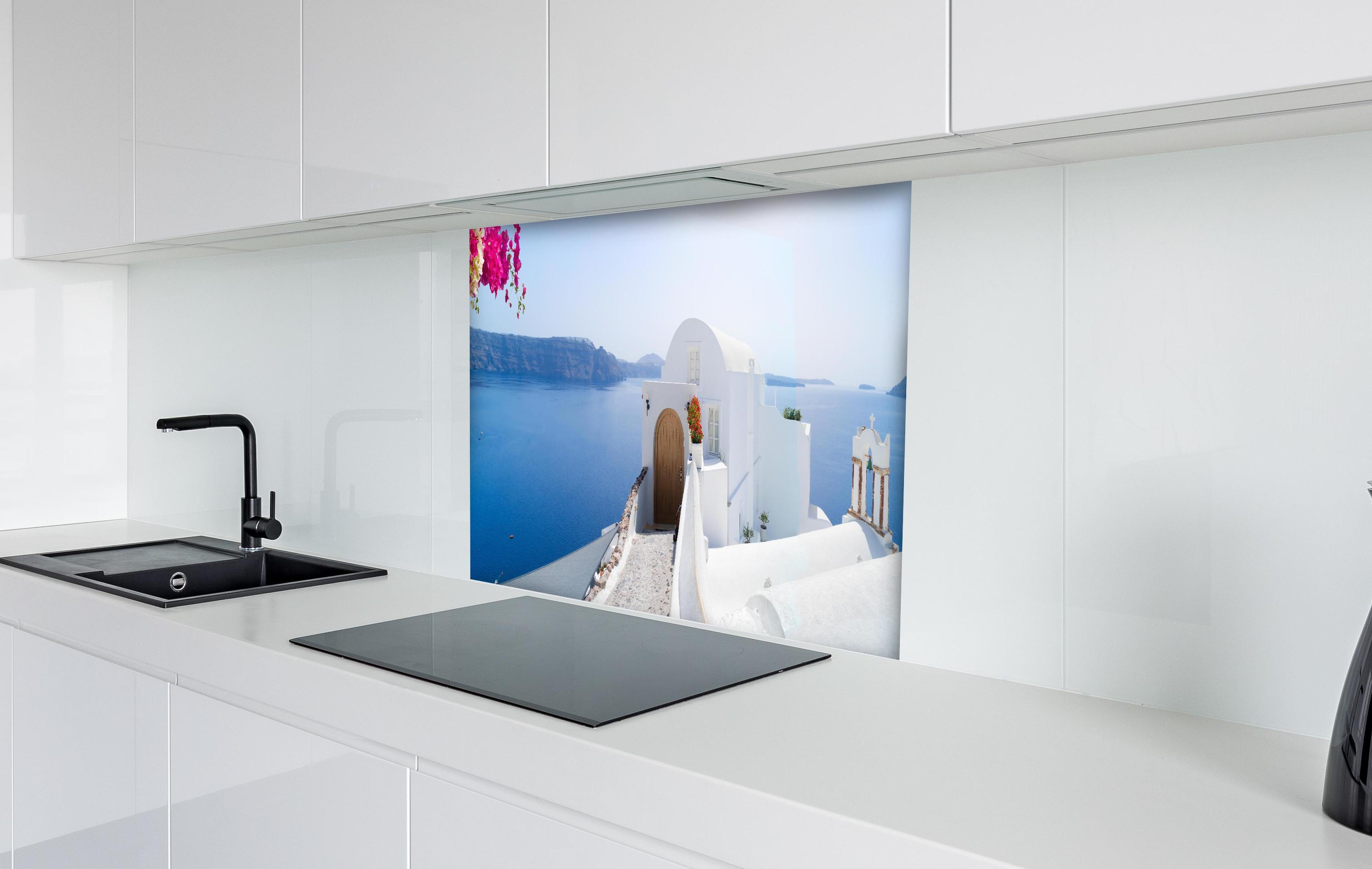 Spritzschutz - schöne Details der Insel Santorin hinter einem Cerankochfeld zwischen Holz-Kochutensilien