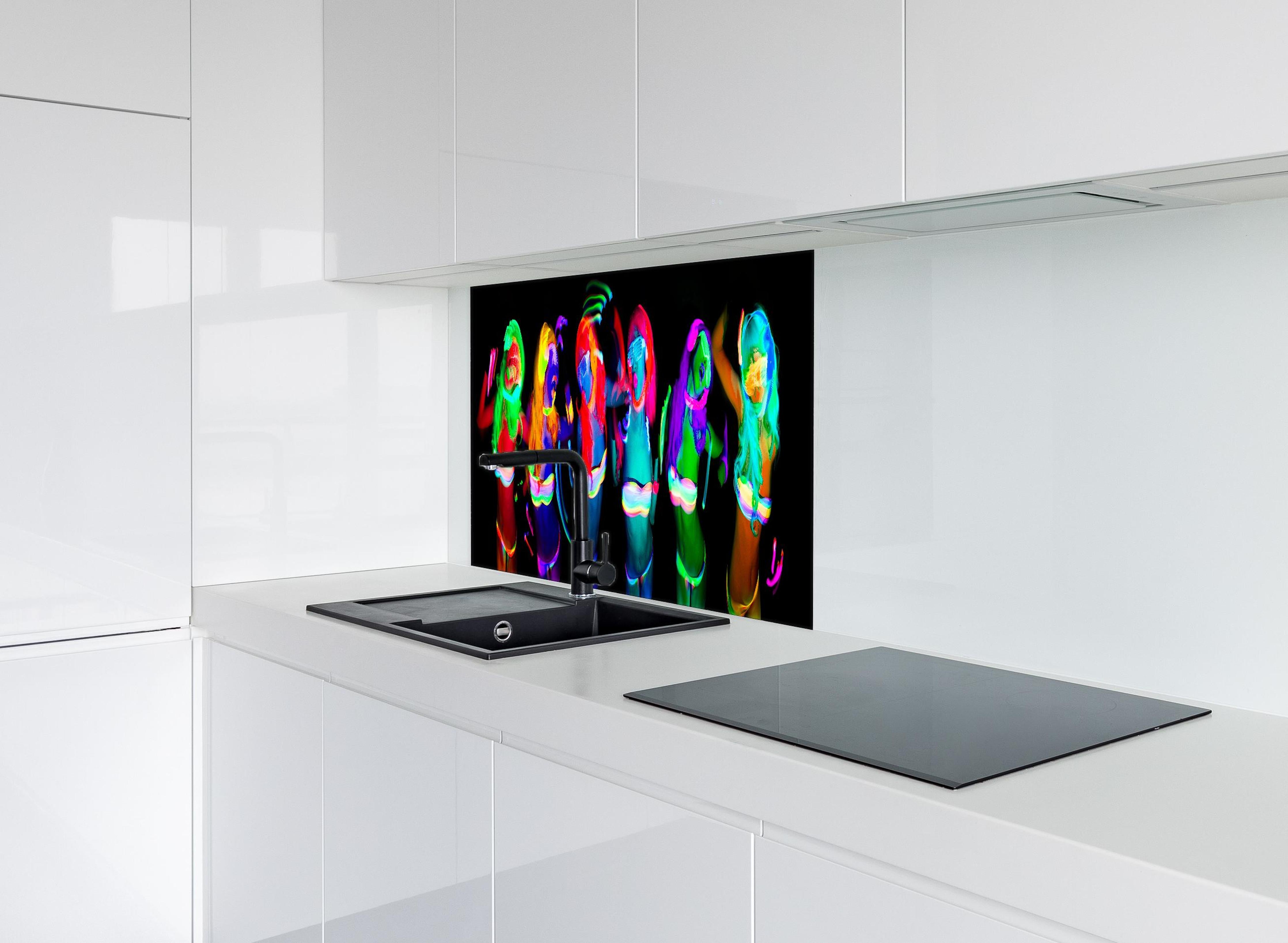 Spritzschutz - sexy neon uv glow tänzerin hinter einem Cerankochfeld zwischen Holz-Kochutensilien