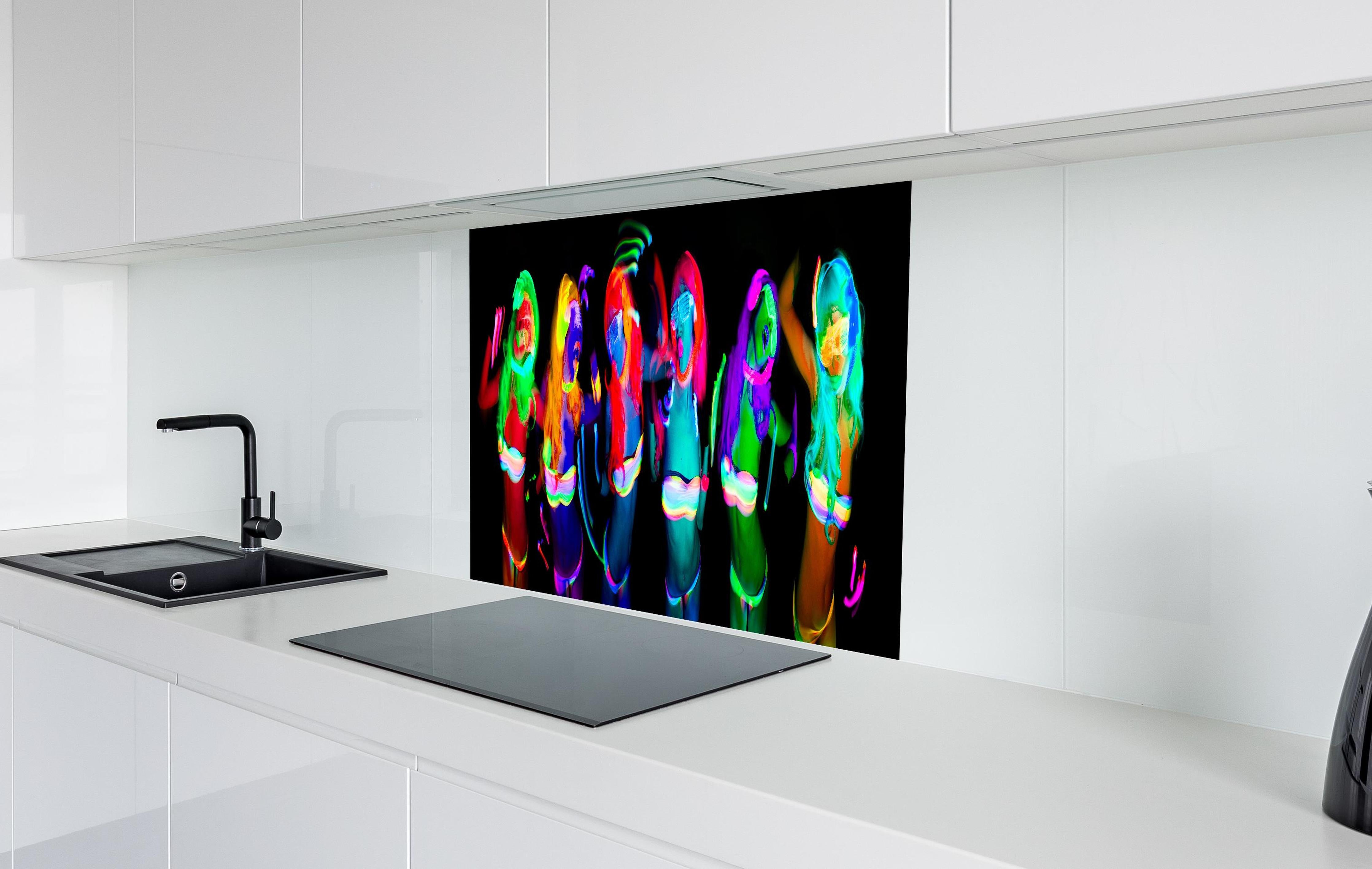 Spritzschutz - sexy neon uv glow tänzerin hinter einem Cerankochfeld zwischen Holz-Kochutensilien