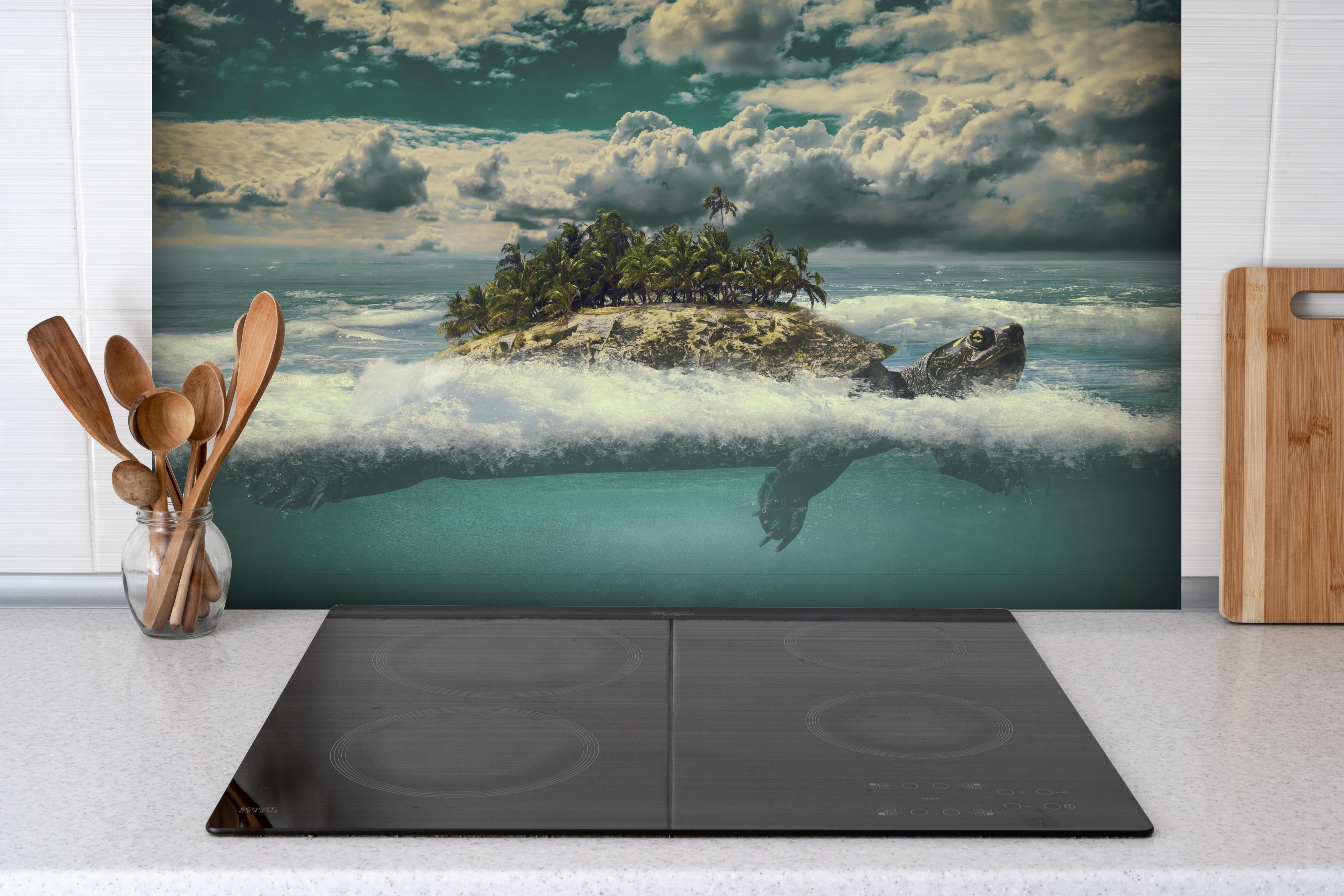 Spritzschutz - tropische Wanderinsel im Meer hinter einem Cerankochfeld zwischen Holz-Kochutensilien