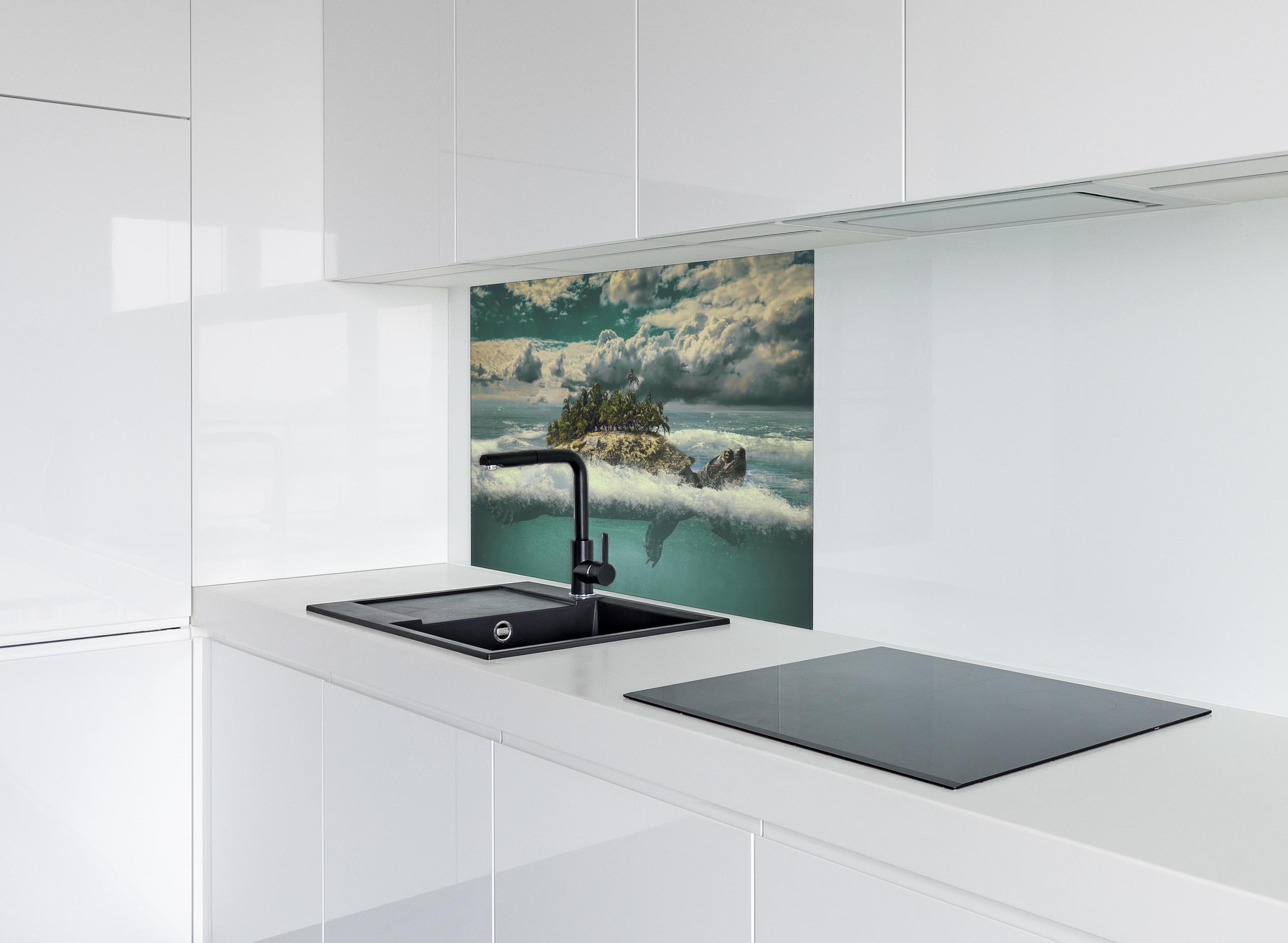 Spritzschutz - tropische Wanderinsel im Meer hinter einem Cerankochfeld zwischen Holz-Kochutensilien