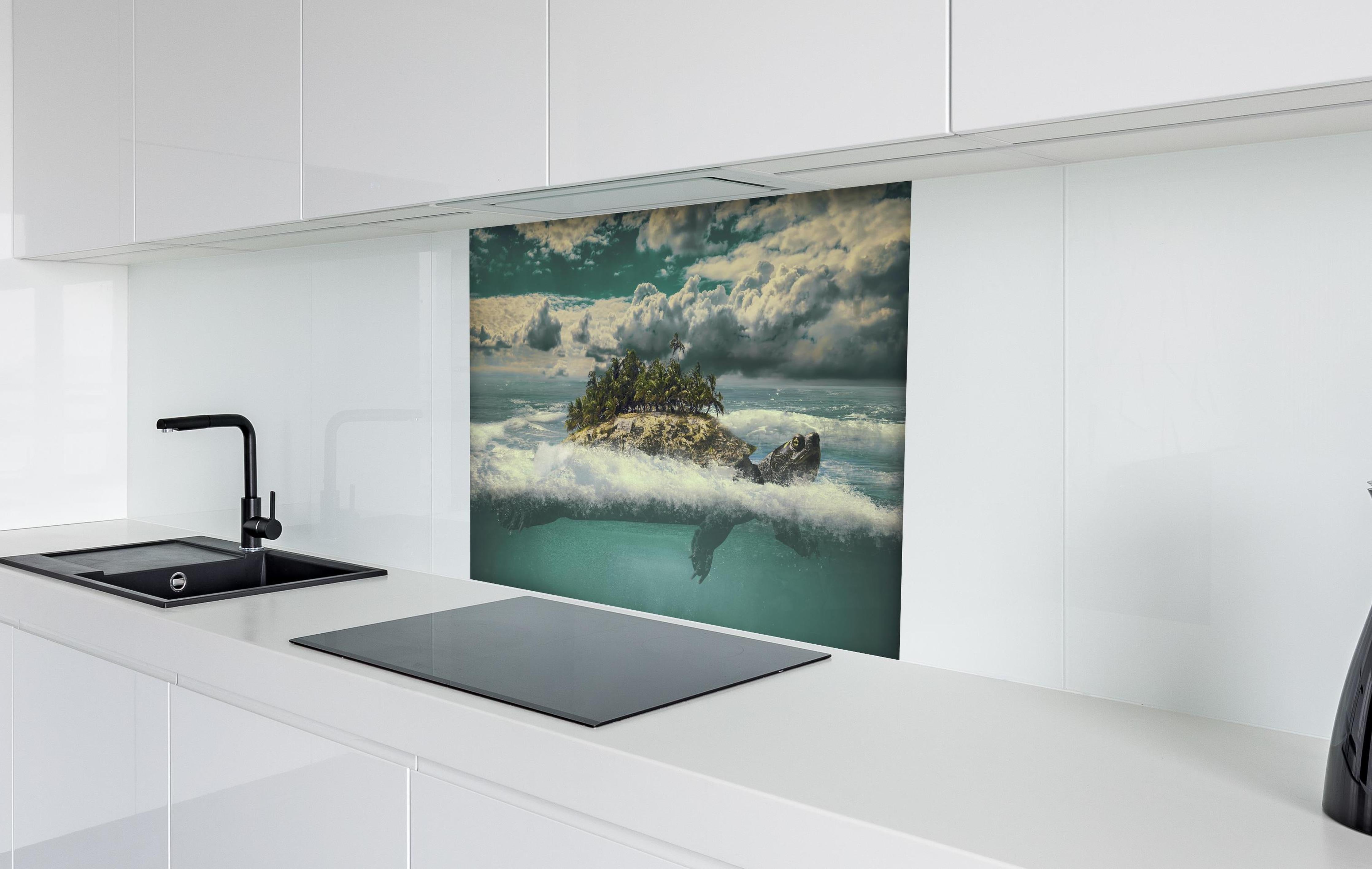 Spritzschutz - tropische Wanderinsel im Meer hinter einem Cerankochfeld zwischen Holz-Kochutensilien