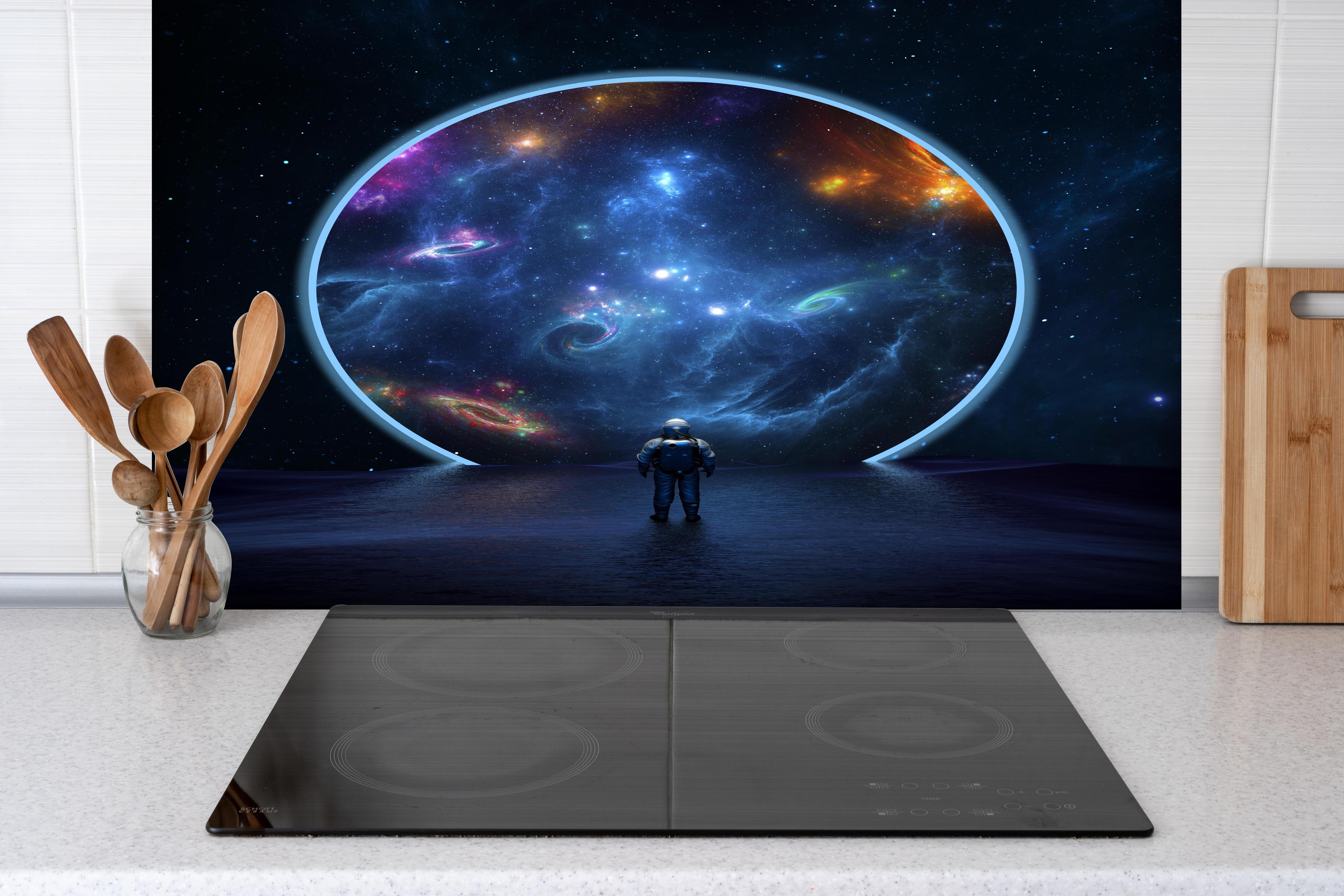 Spritzschutz - überspitze Darstellung - Weltall hinter einem Cerankochfeld zwischen Holz-Kochutensilien