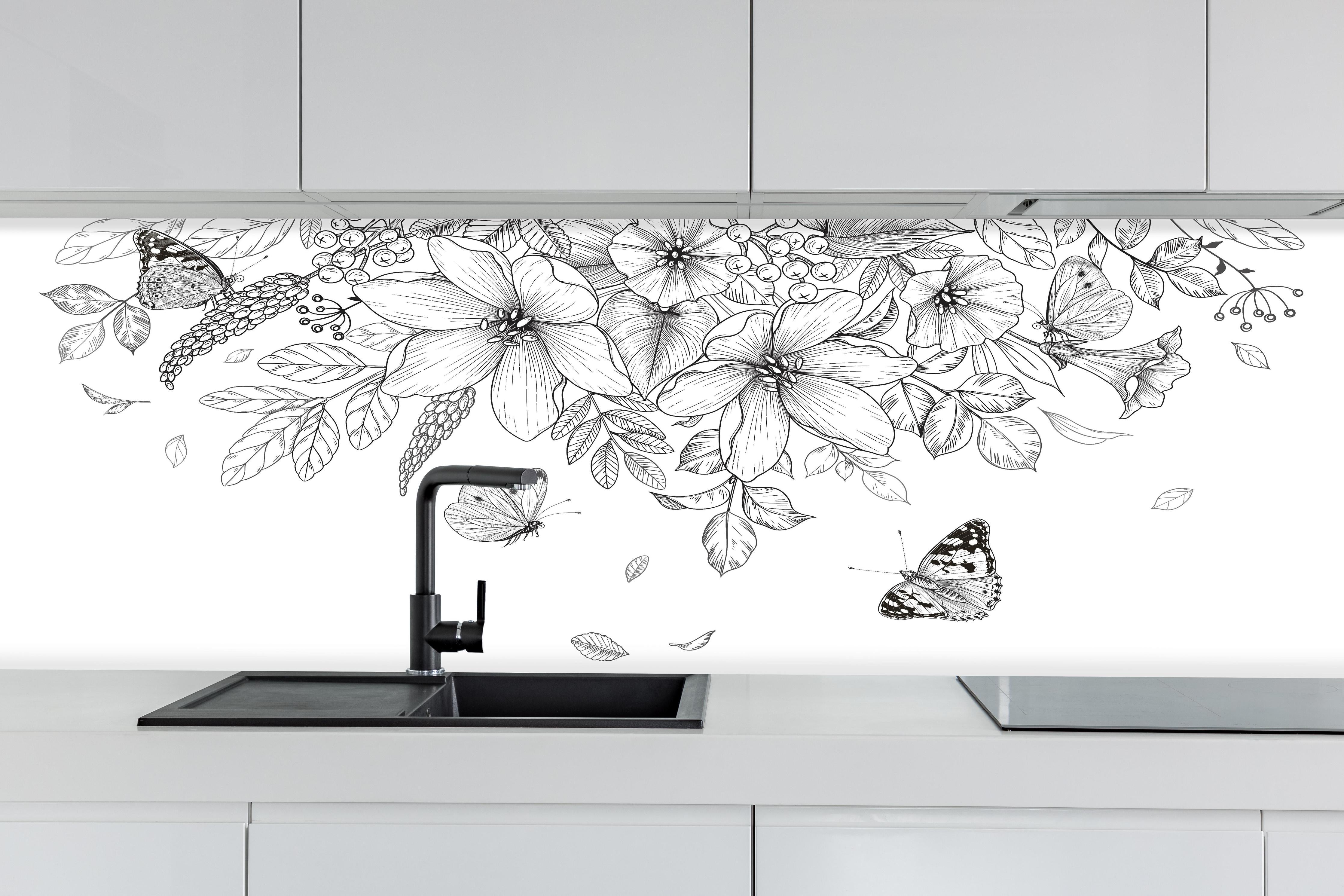 Küche - Florales Muster mit Schmetterlingen S/W hinter weißen Hochglanz-Küchenregalen und schwarzem Wasserhahn