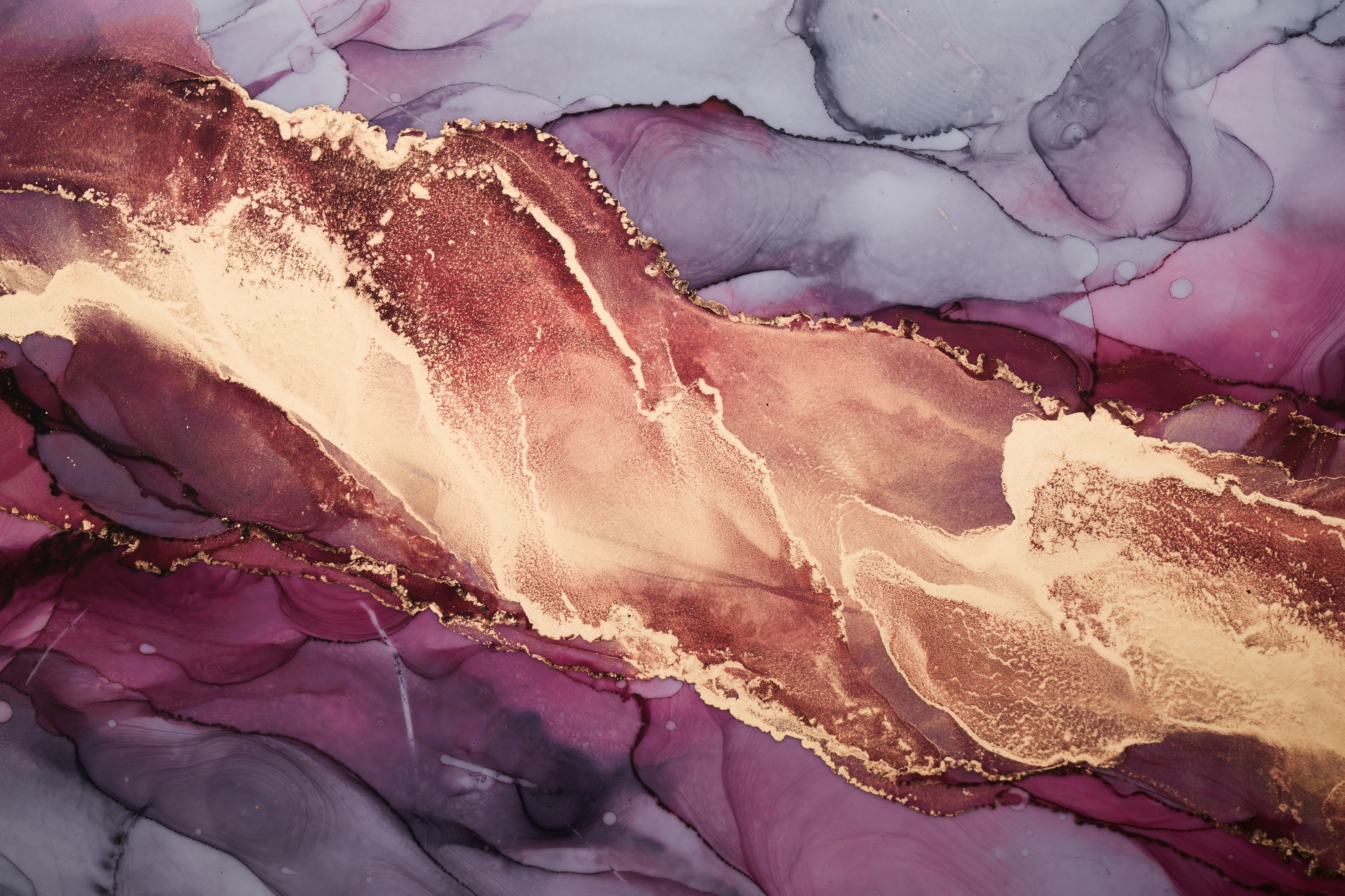 WC-Rückwand-Abstrakte Marmor-Optik in Gold und Lila