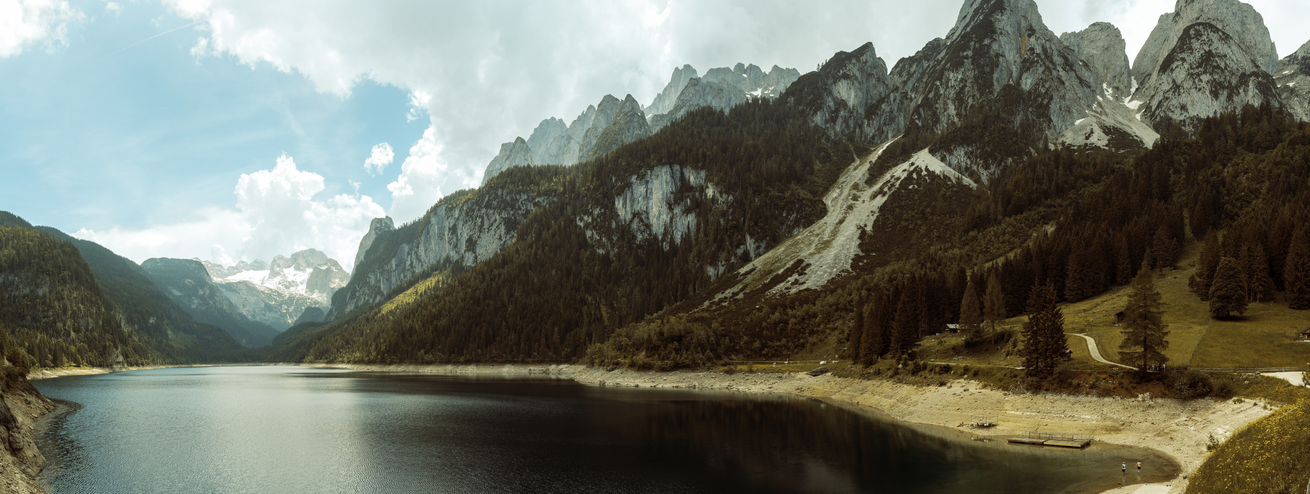 WC-Rückwand-Bergsee-Panorama mit Wäldern und Gipfeln