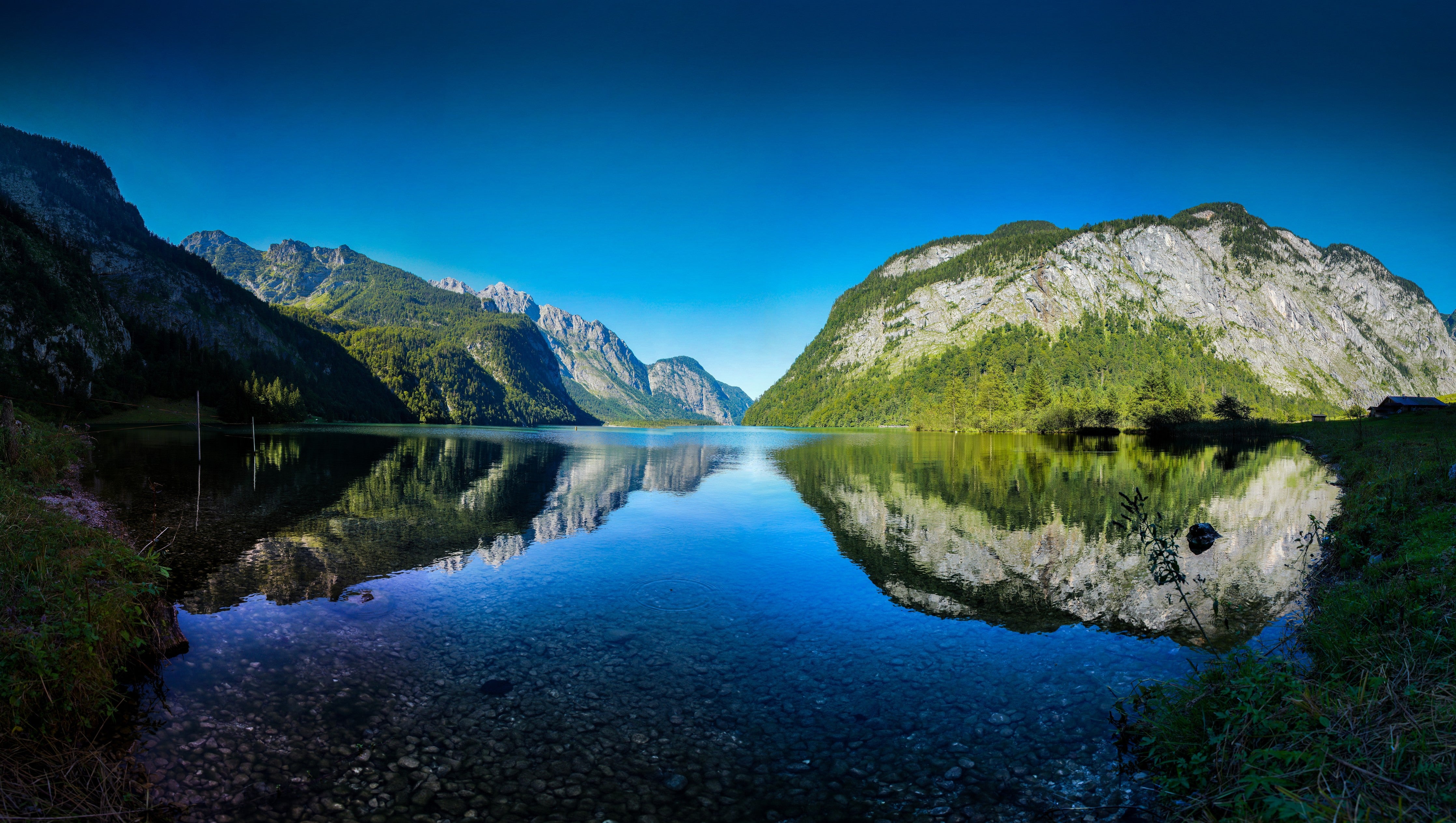WC-Rückwand-Bergsee-Panorama mit klarer Spiegelung