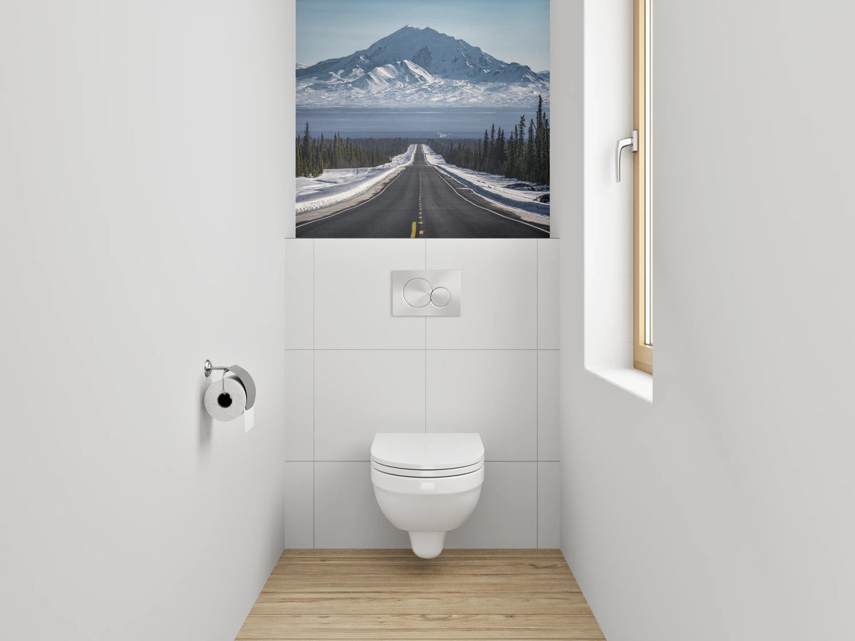 WC-Rückwand - Endlose Straße zu schneebedeckten Bergen
