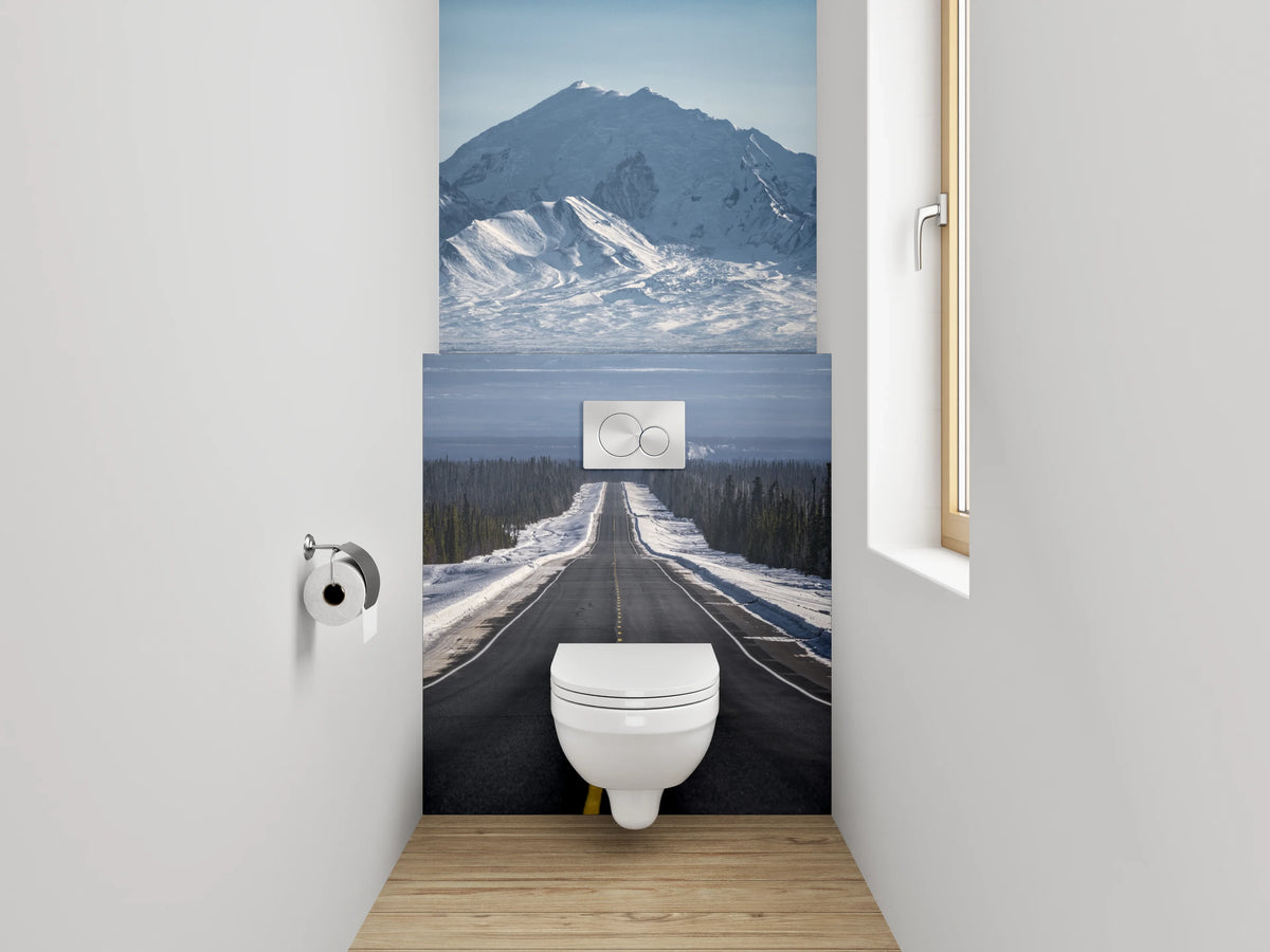 WC-Rückwand - Endlose Straße zu schneebedeckten Bergen