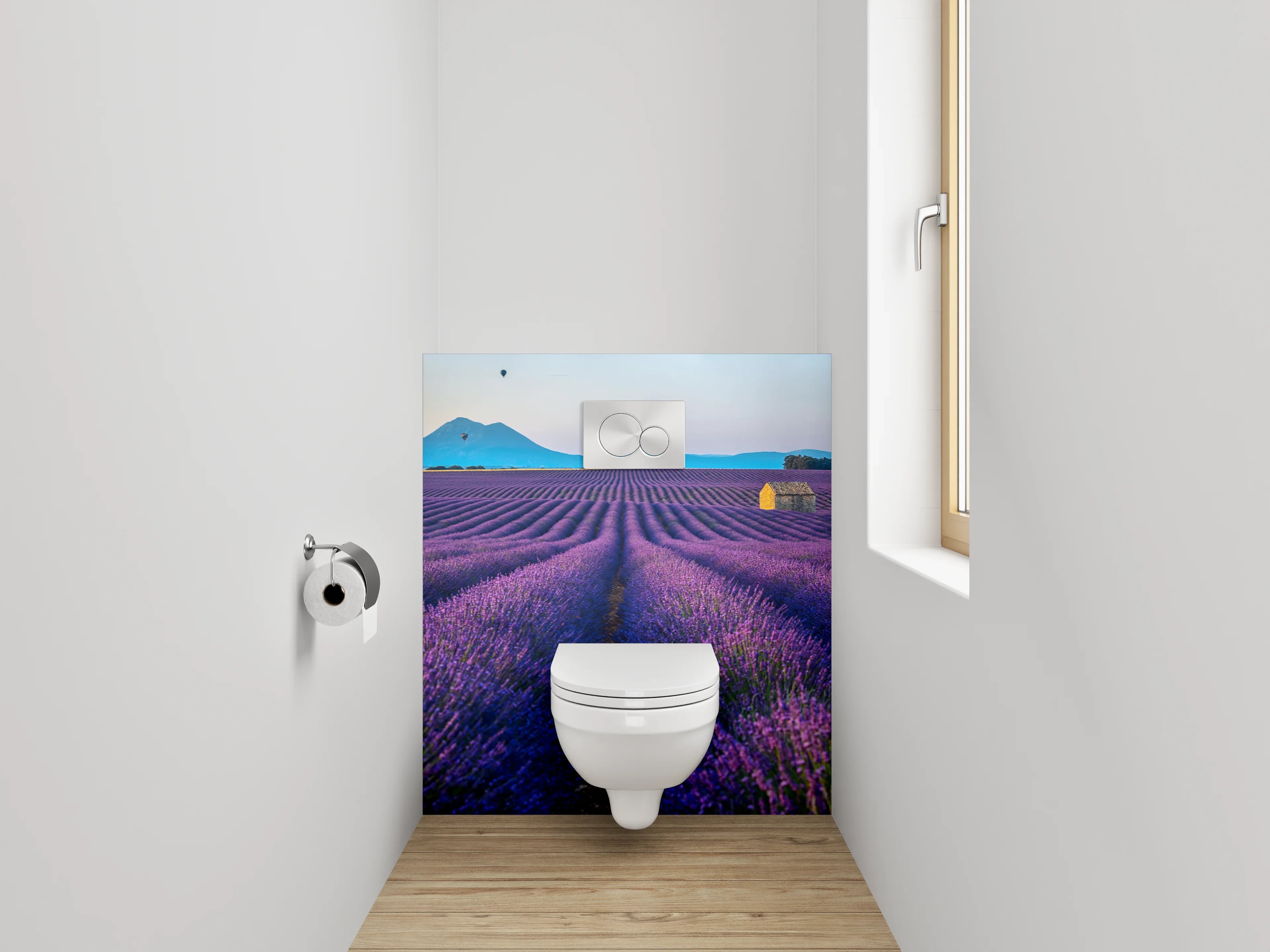 WC-Rückwand - Grauschimmer über weißen Lavendelzeilen