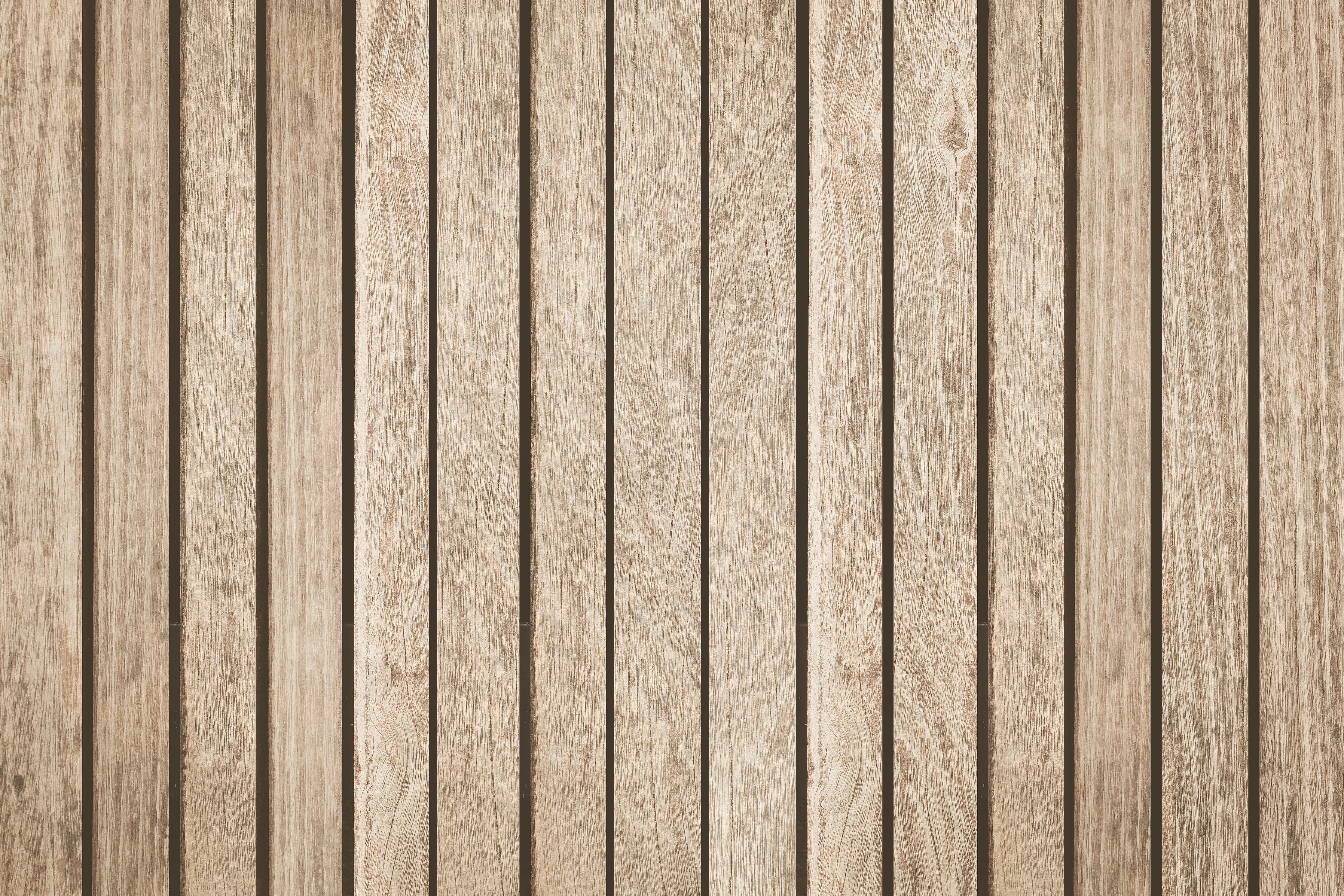 WC-Rückwand-Holzvertäfelung in Naturtönen