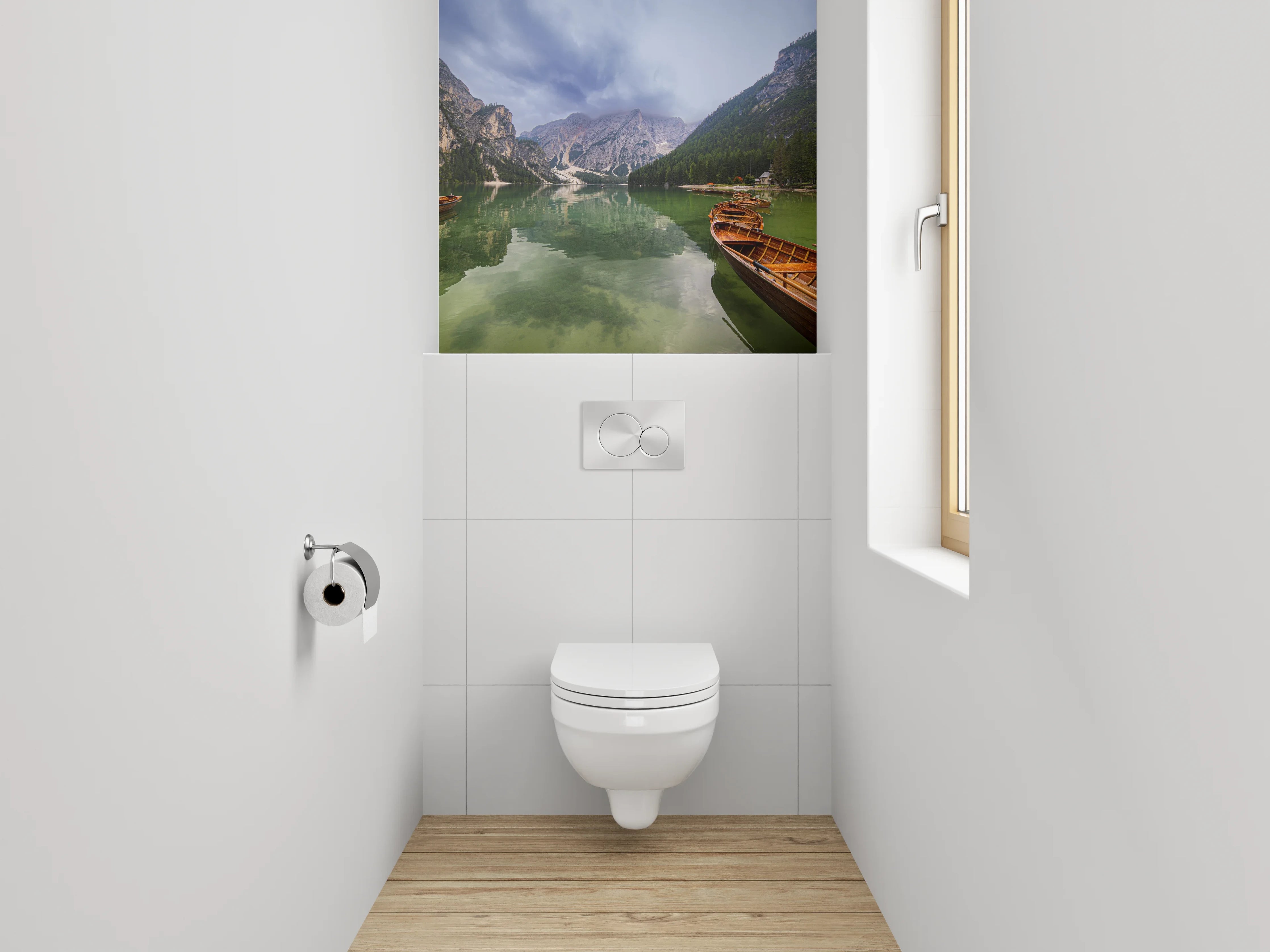 WC-Rückwand - Idyllischer Bergsee mit Booten