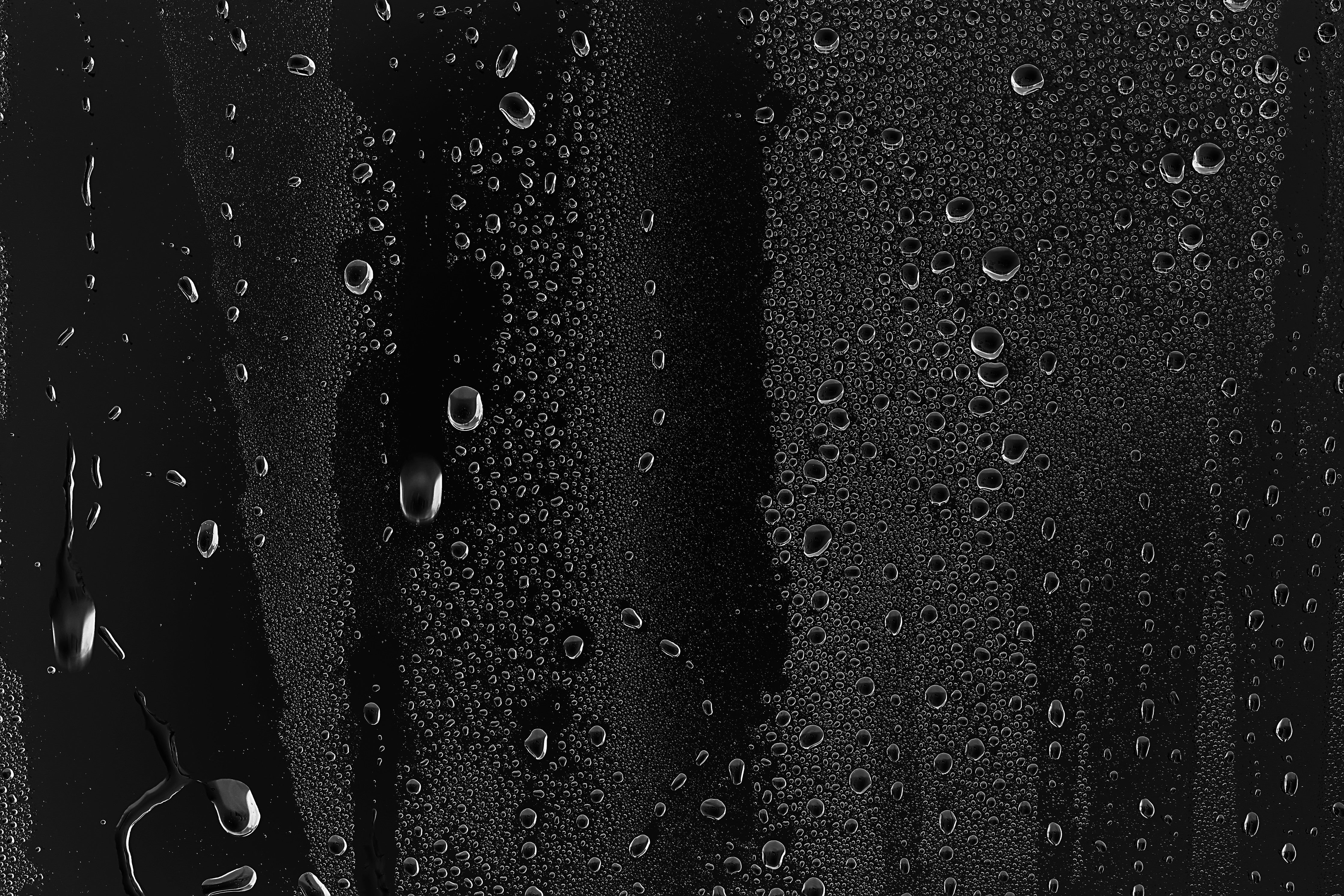 WC-Rückwand-Kondenswassertropfen auf schwarzem Glas