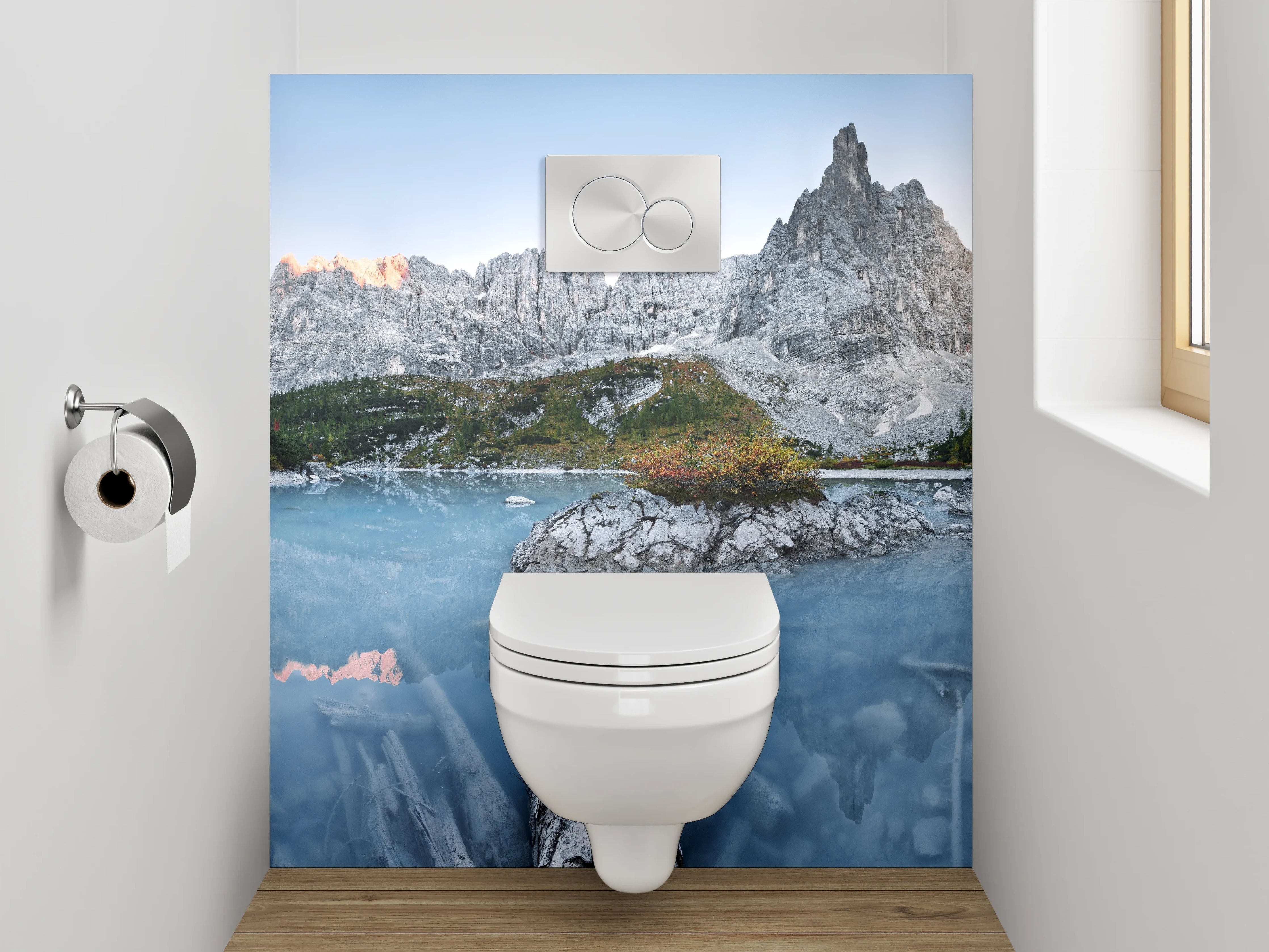 WC-Rückwand - Kristallklarer Bergsee und Felsgipfel