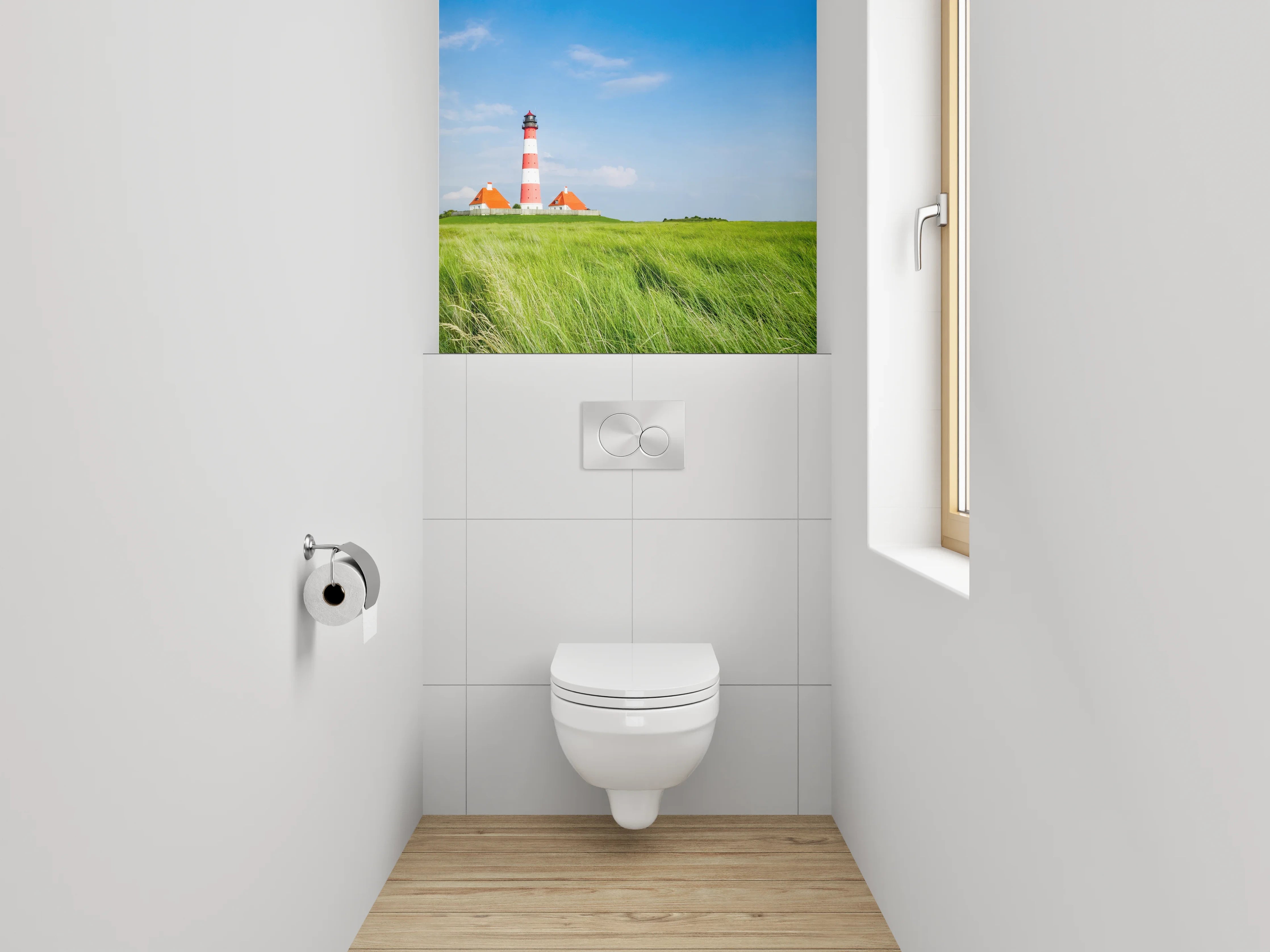 WC-Rückwand - Leuchtturm auf grüner Wiese Panorama