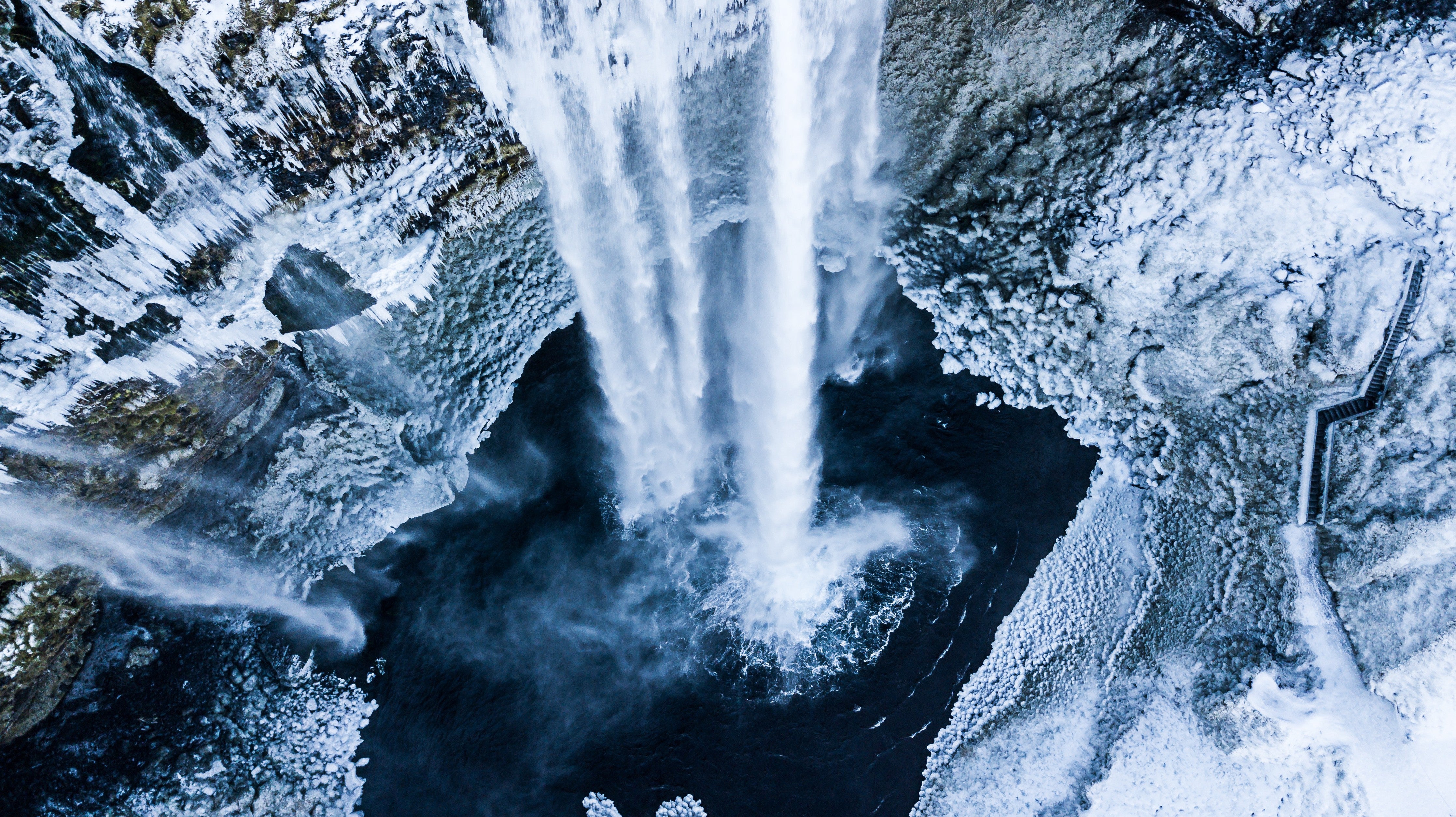 WC-Rückwand-Majestätischer Wasserfall aus der Vogelperspektive