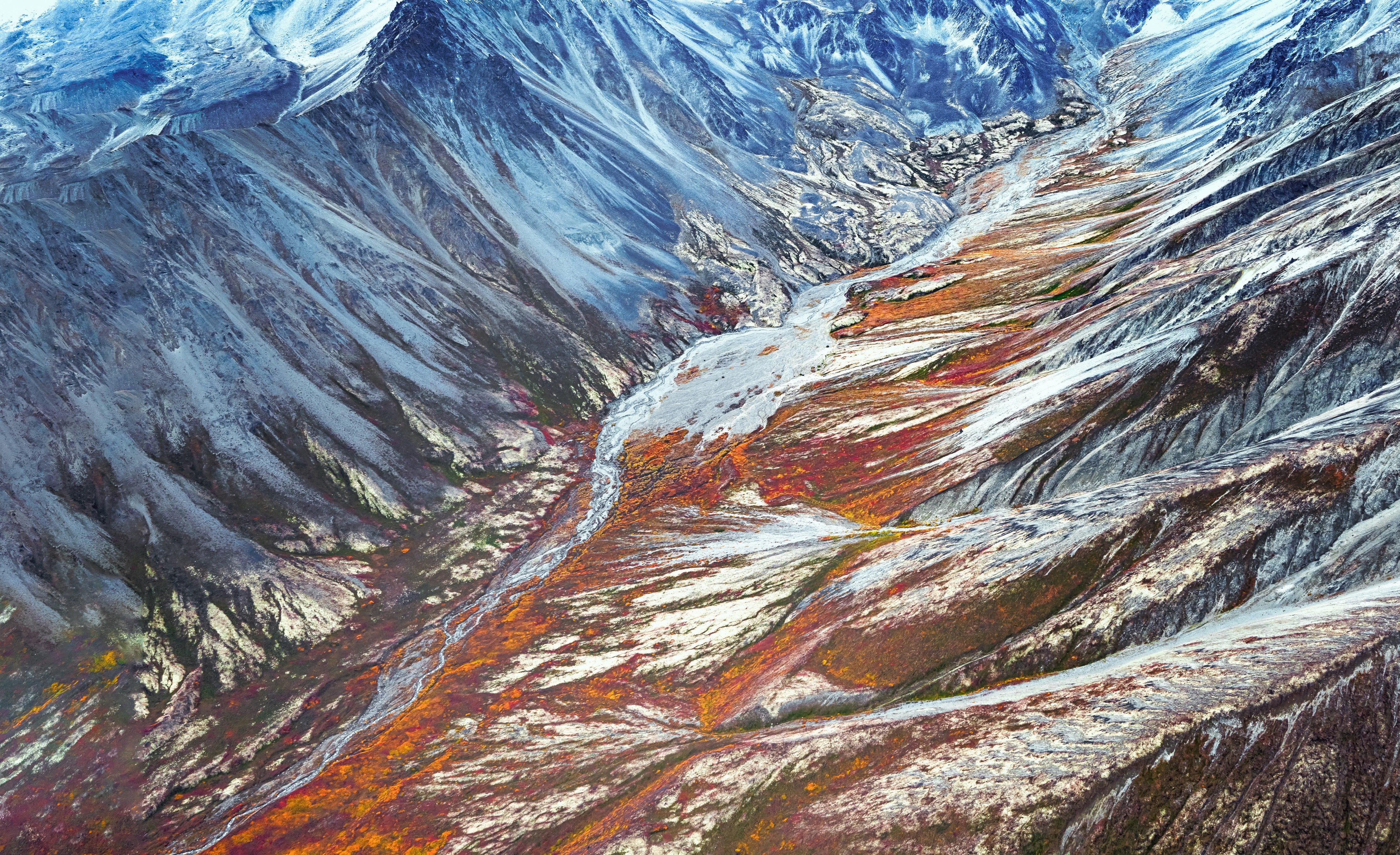 WC-Rückwand-Majestätisches Bergtal mit Farbakzenten