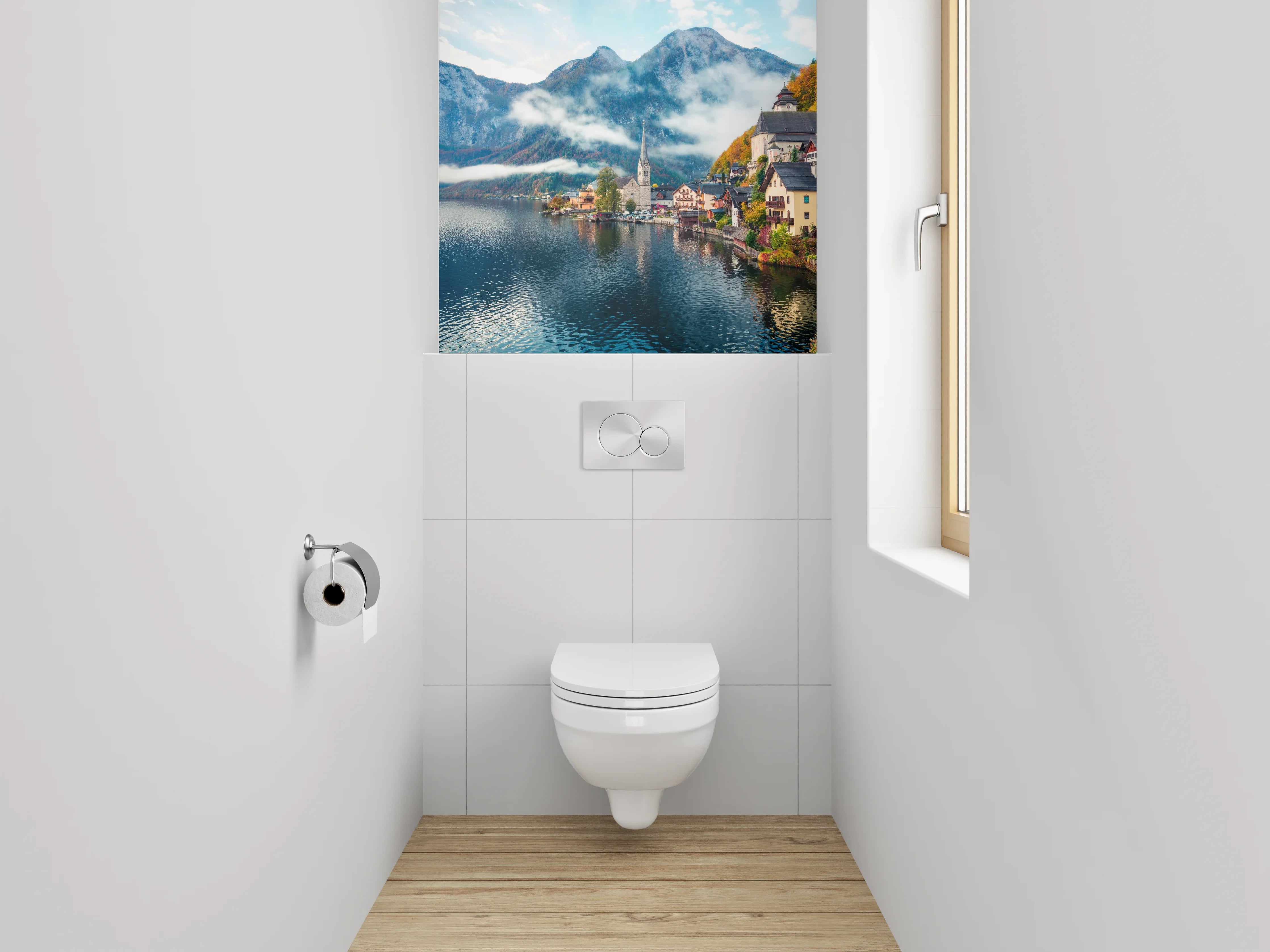 WC-Rückwand - Malerisches Bergdorf am glitzernden See