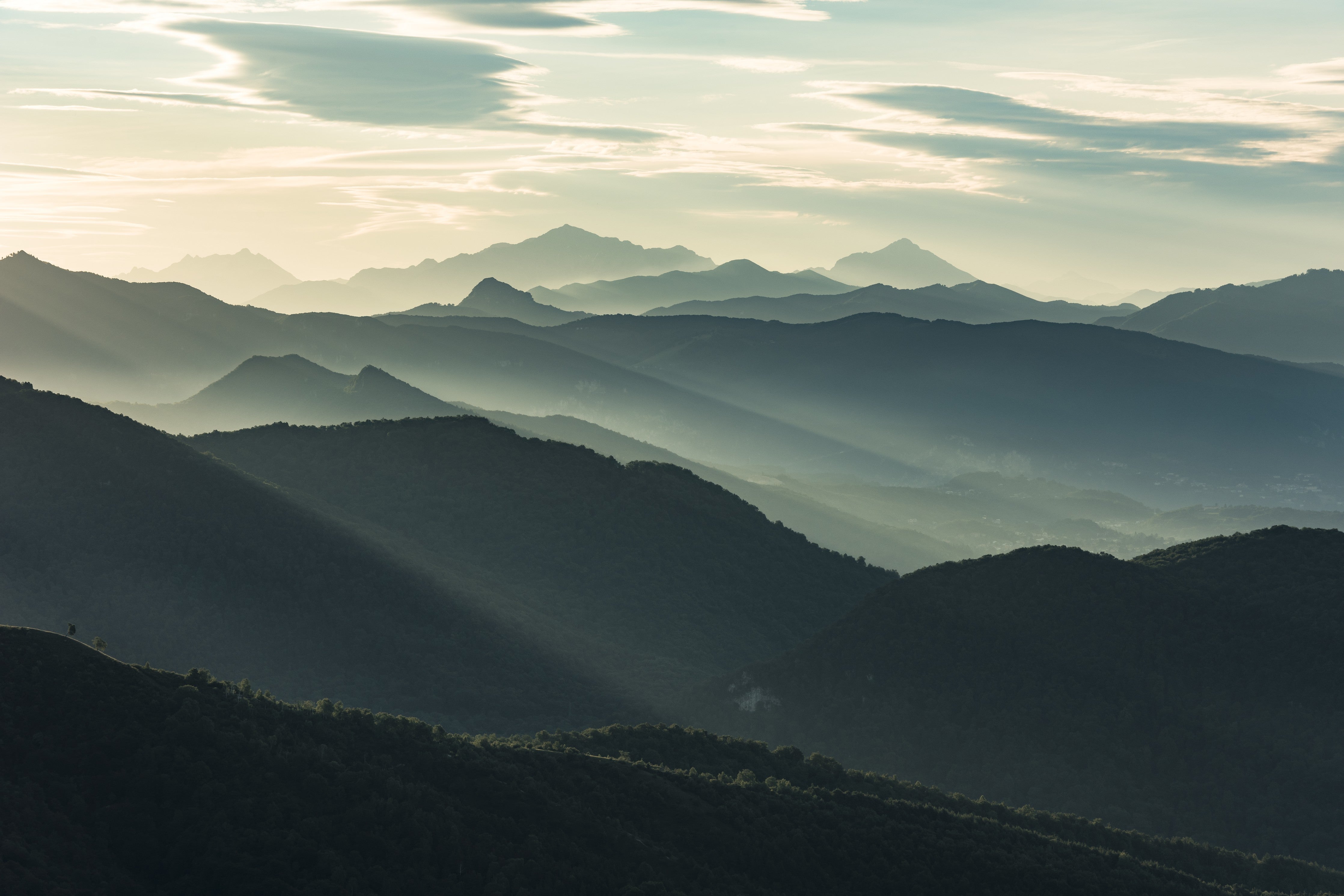 WC-Rückwand-Mystische Berge im Morgengrauen