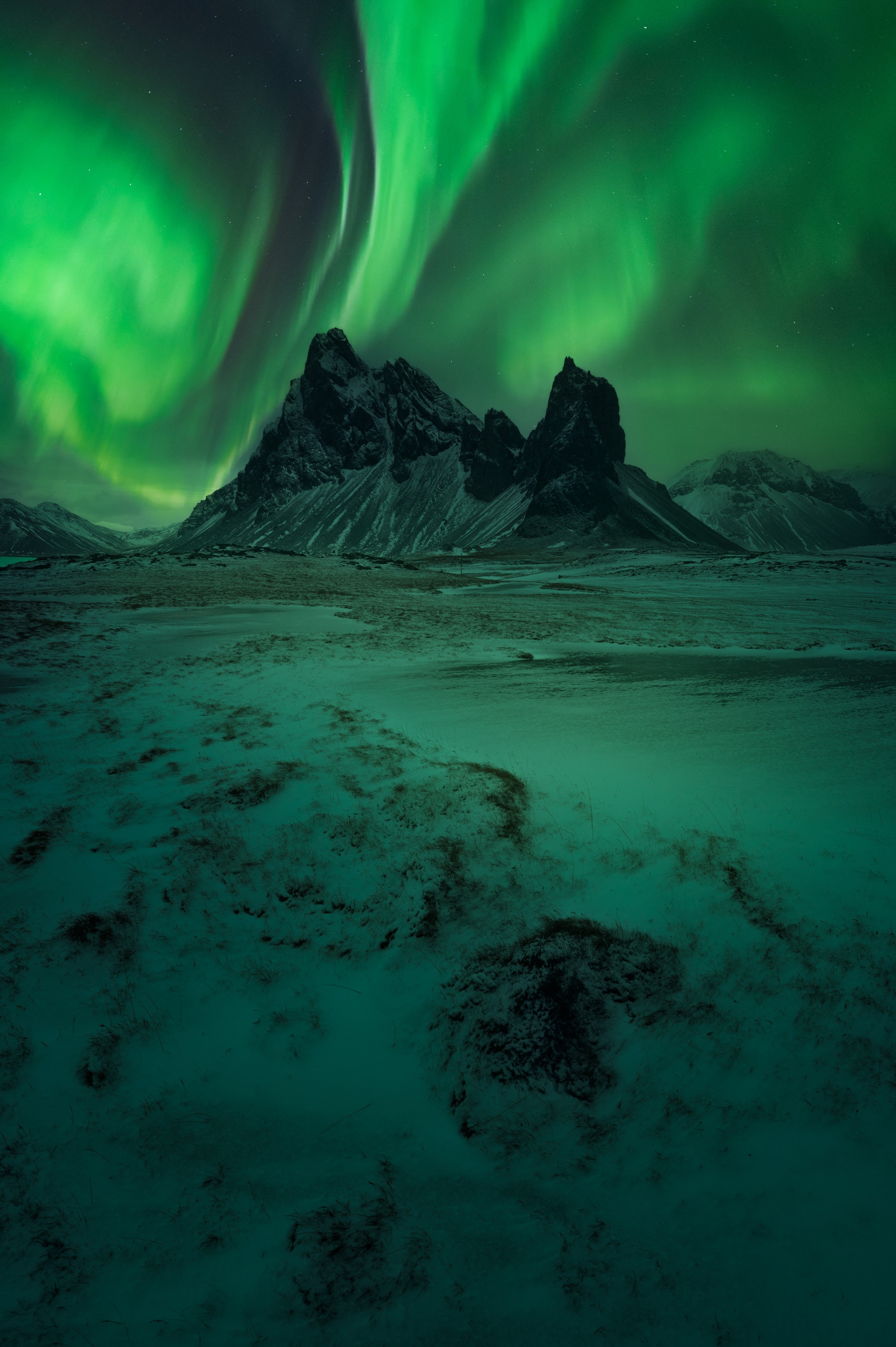 WC-Rückwand-Nordlichter am Berg – Grünes Polarlicht