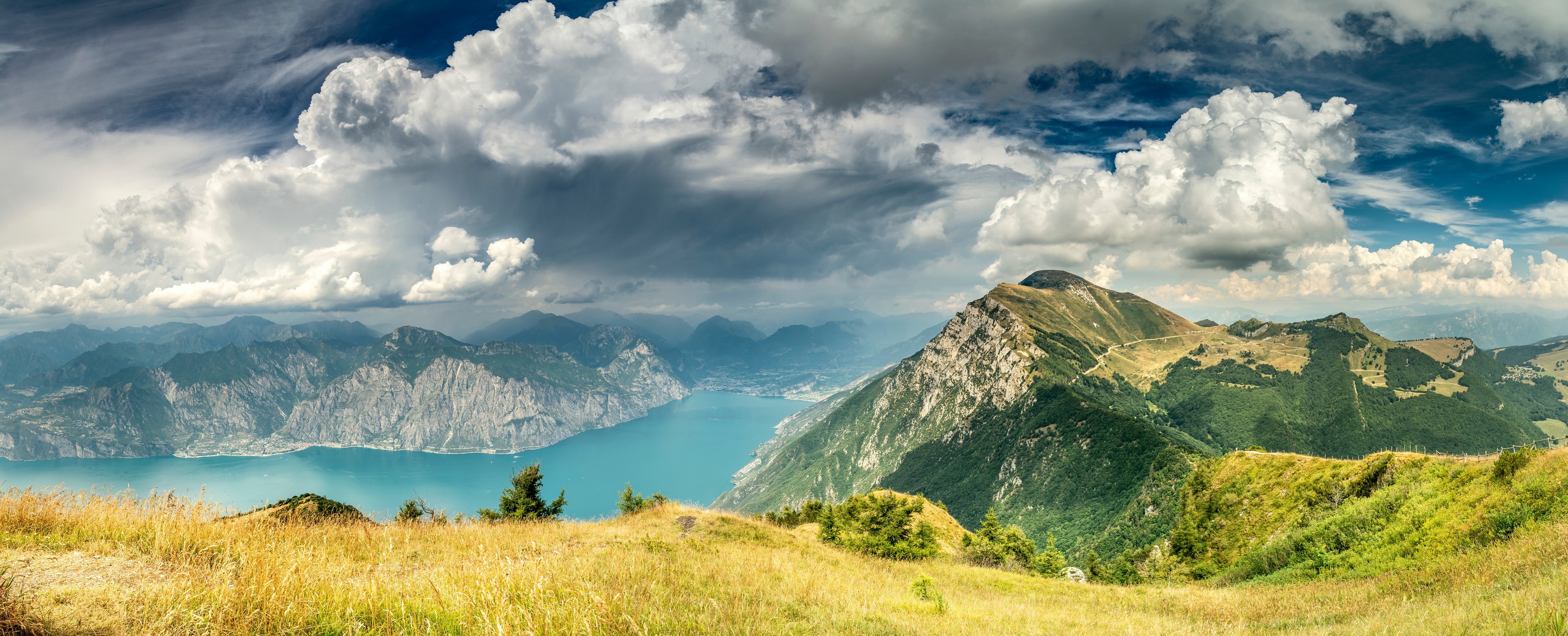 WC-Rückwand-Panorama Blick auf Alpengipfel und See
