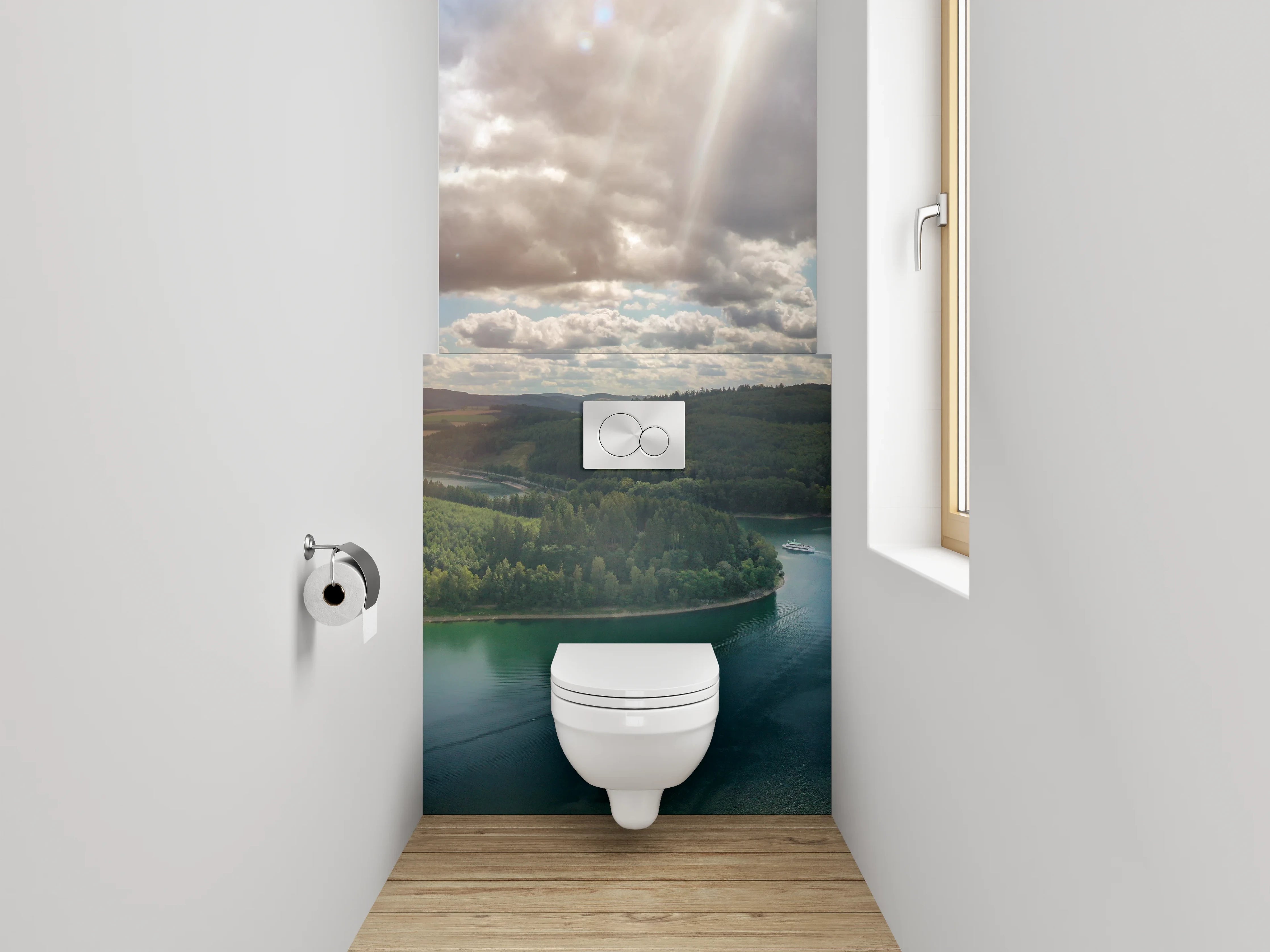 WC-Rückwand - Panorama-Waldsee unter Wolkenhimmel