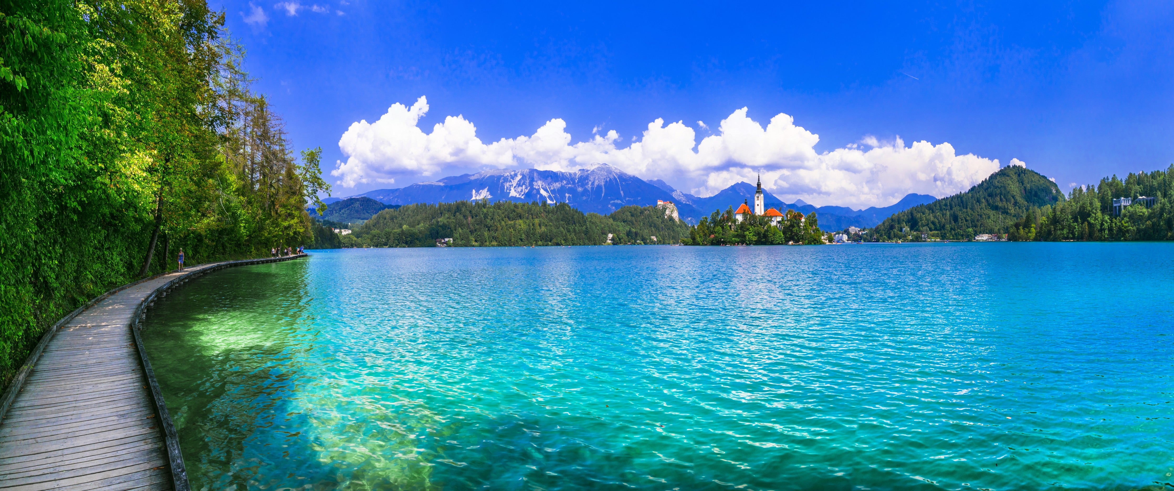 WC-Rückwand-Panoramablick auf türkisblauen Bergsee