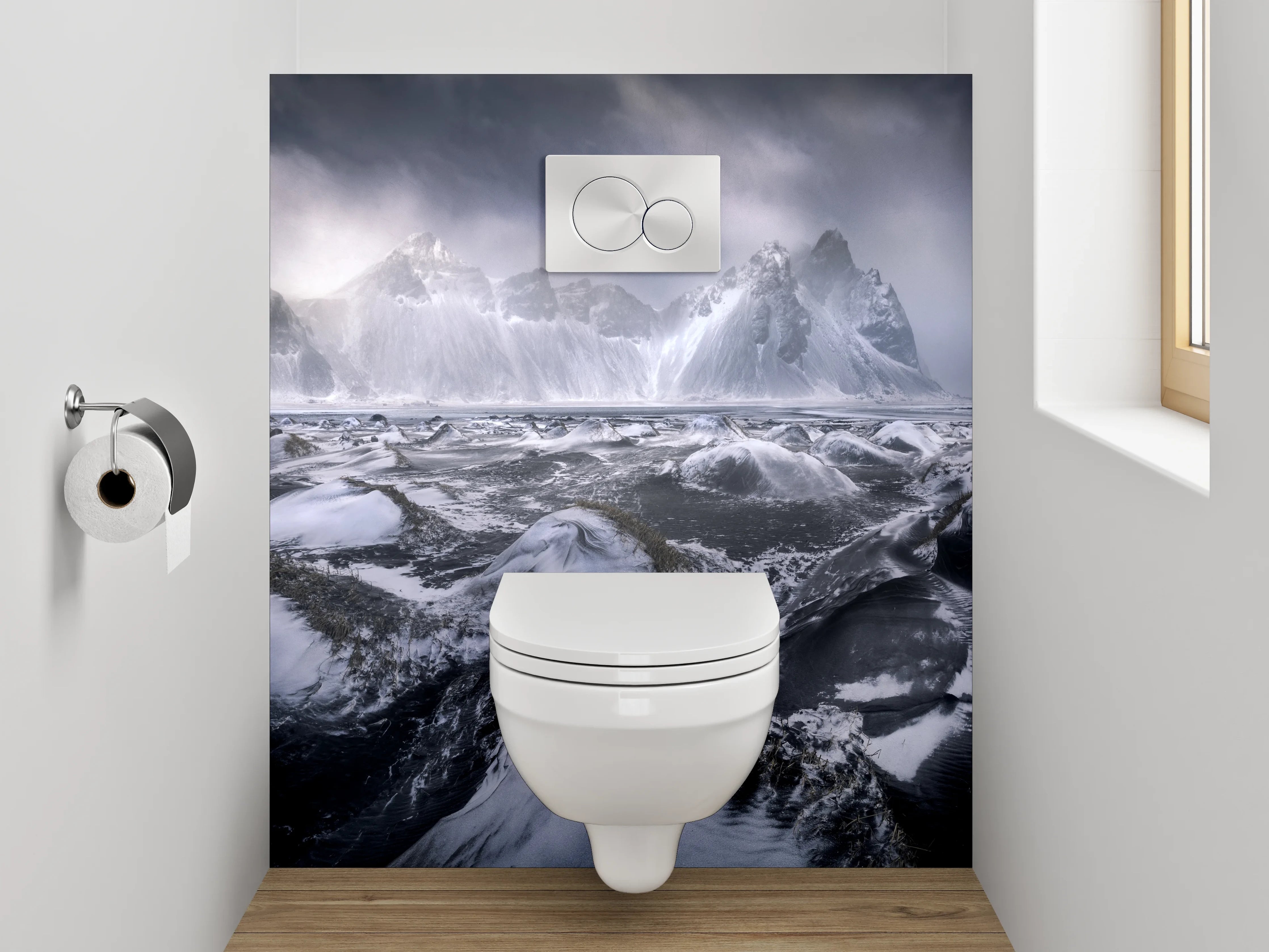 WC-Rückwand - Schwarz-weiße Gletscherlandschaft mit Bergen