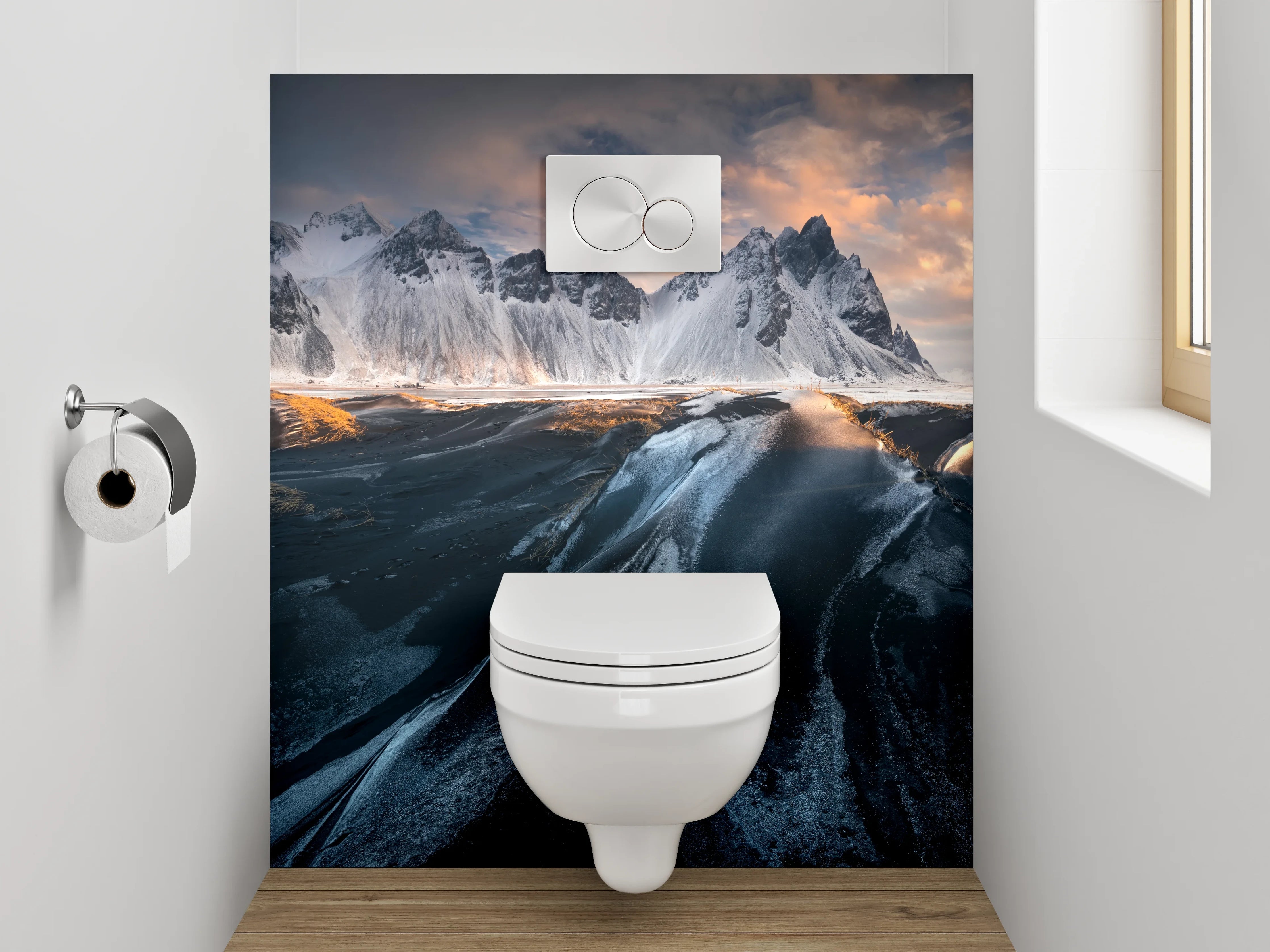 WC-Rückwand - Schwarzer Sandstrand mit schneebedeckten Bergen