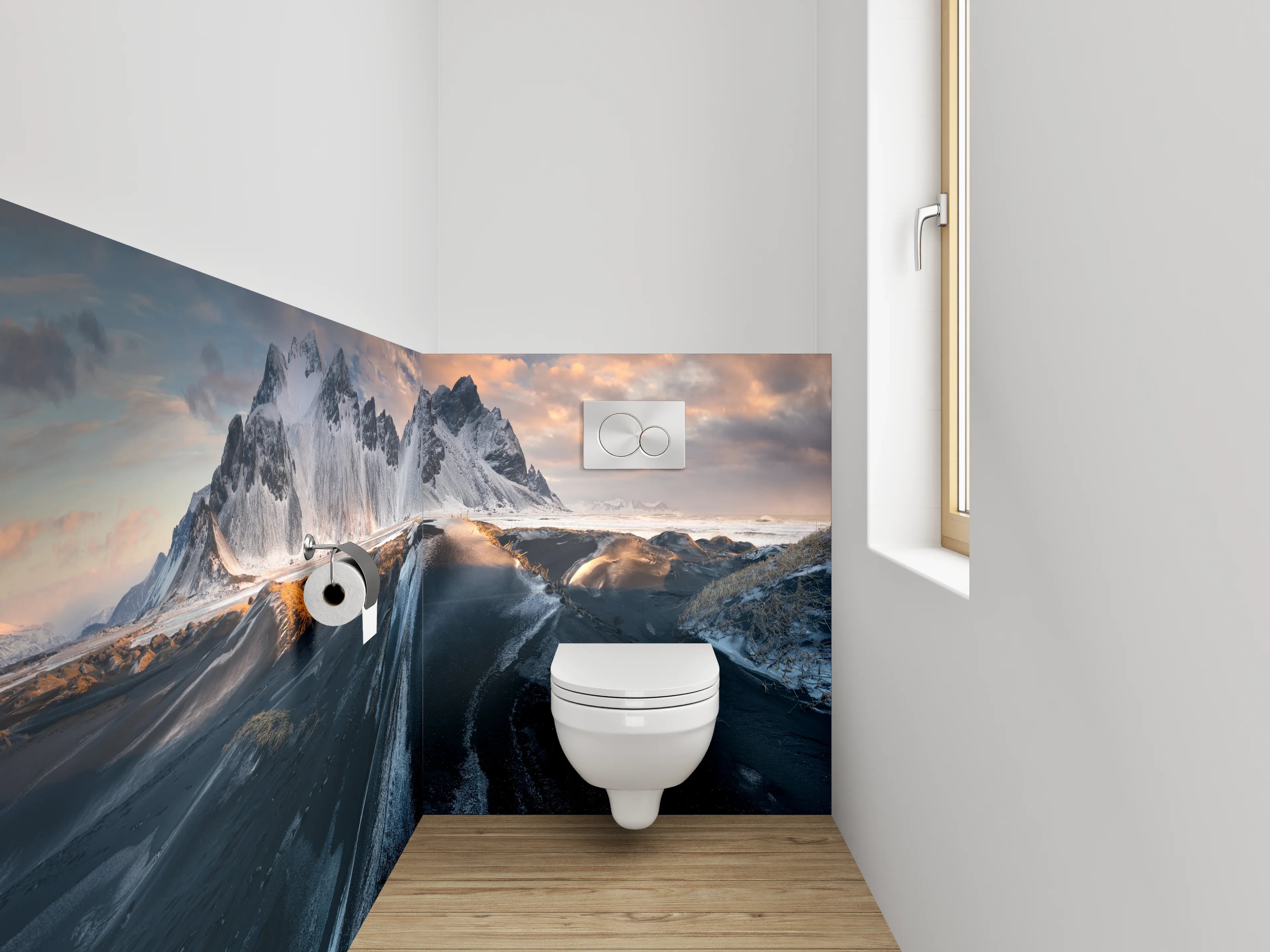 WC-Rückwand - Schwarzer Sandstrand mit schneebedeckten Bergen