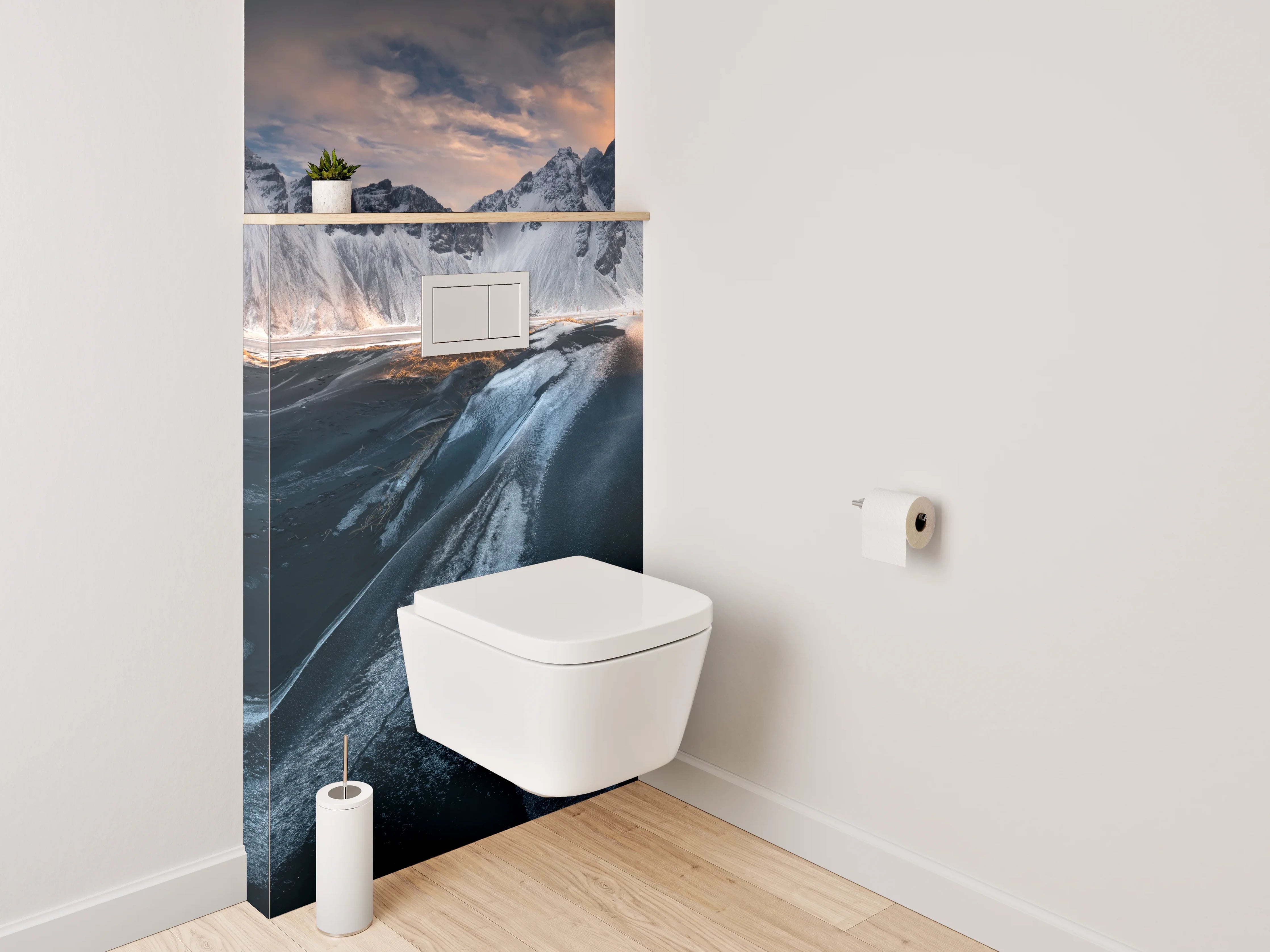 WC-Rückwand - Schwarzer Sandstrand mit schneebedeckten Bergen