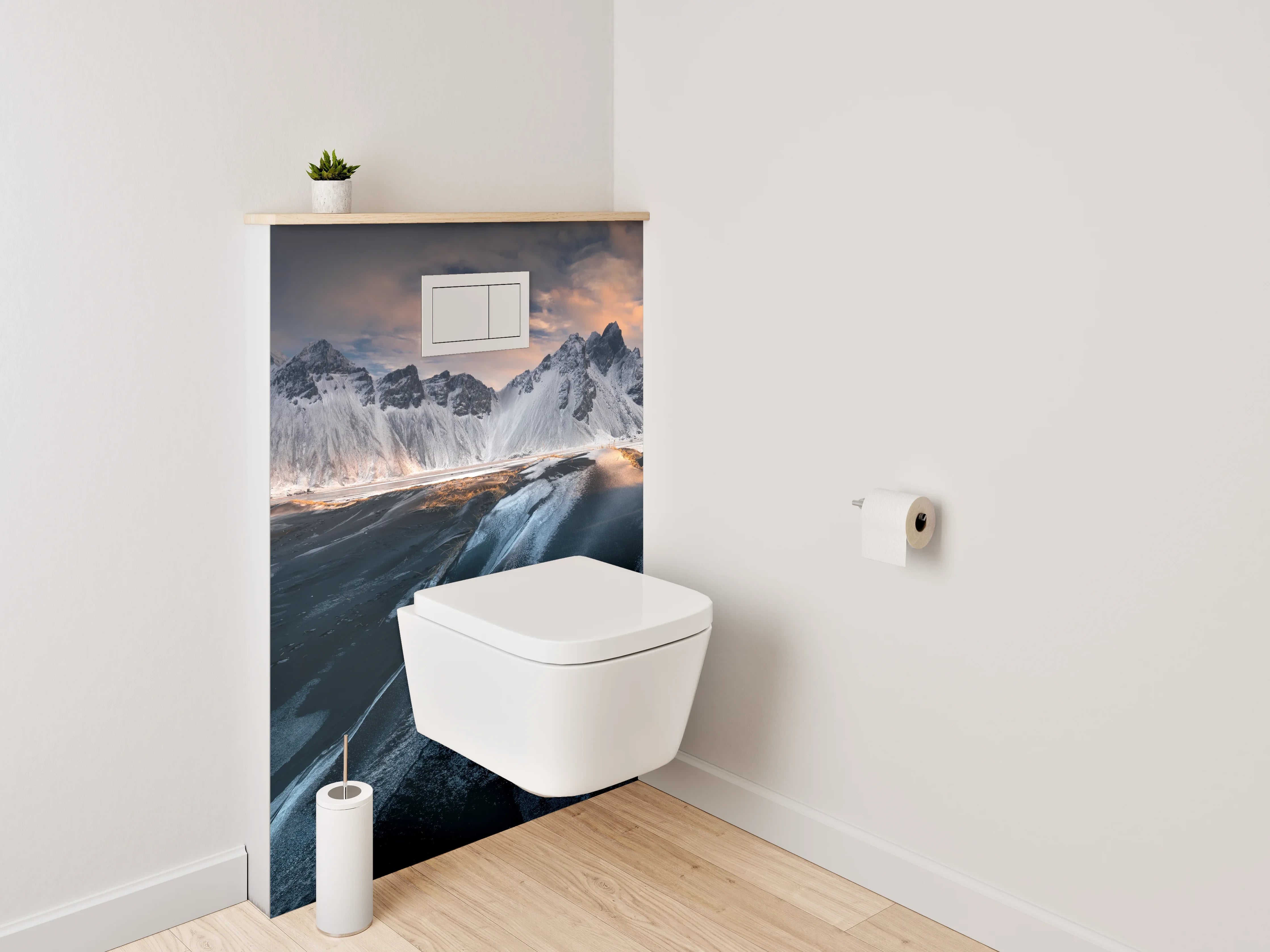WC-Rückwand - Schwarzer Sandstrand mit schneebedeckten Bergen