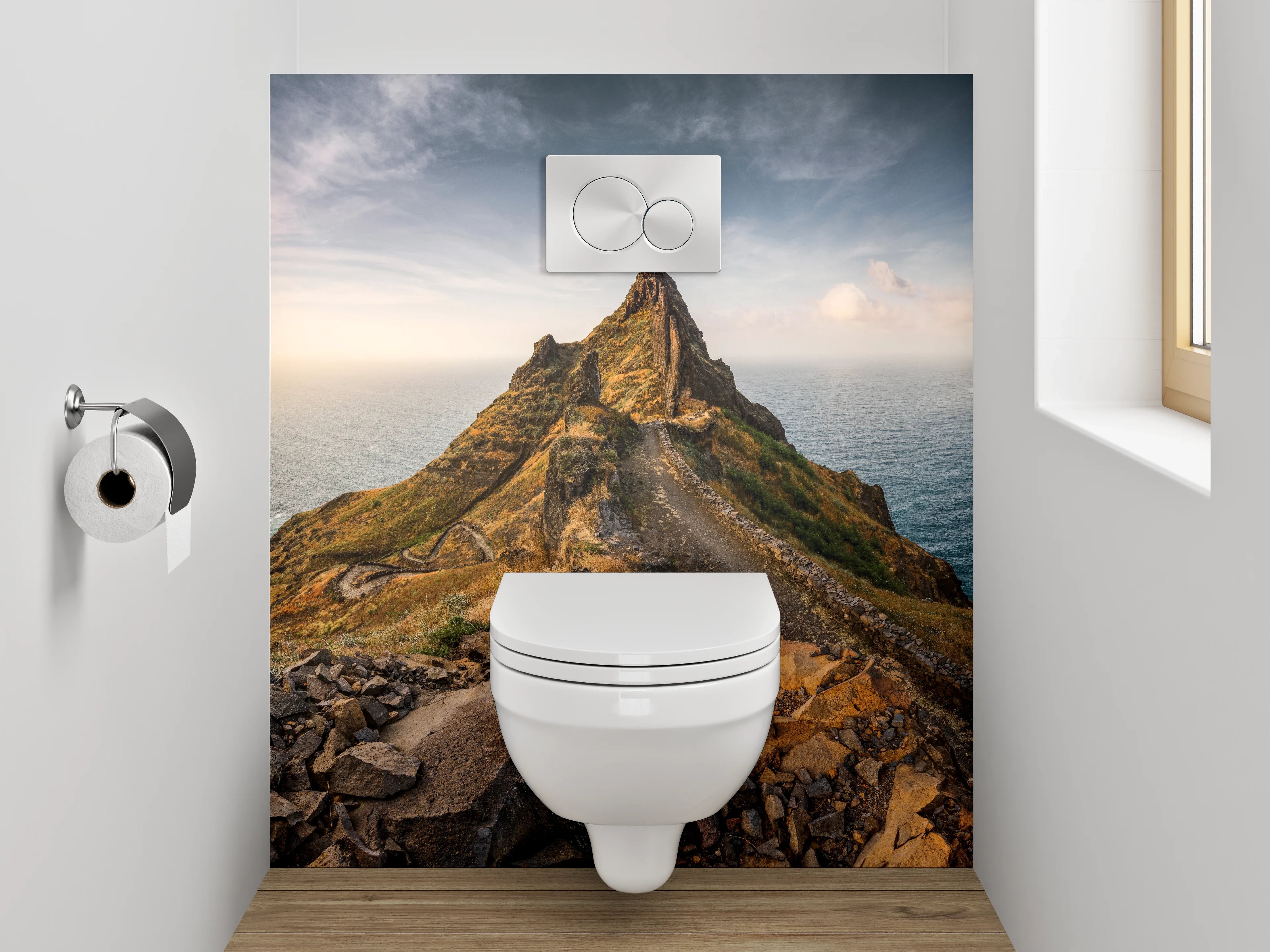 WC-Rückwand - Spektakuläre Berglandschaft am Meer