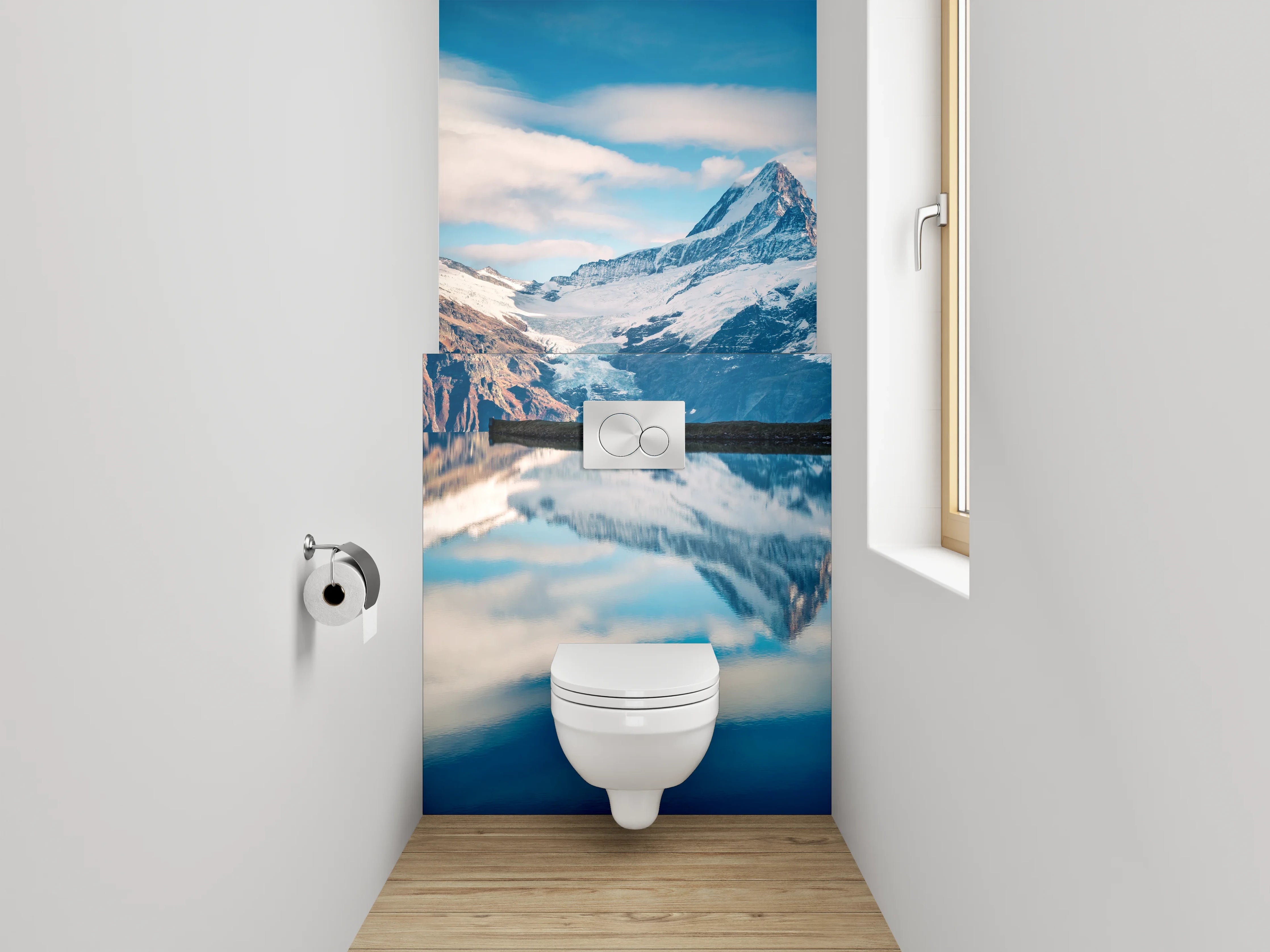 WC-Rückwand - Spiegelnde Berglandschaft am See