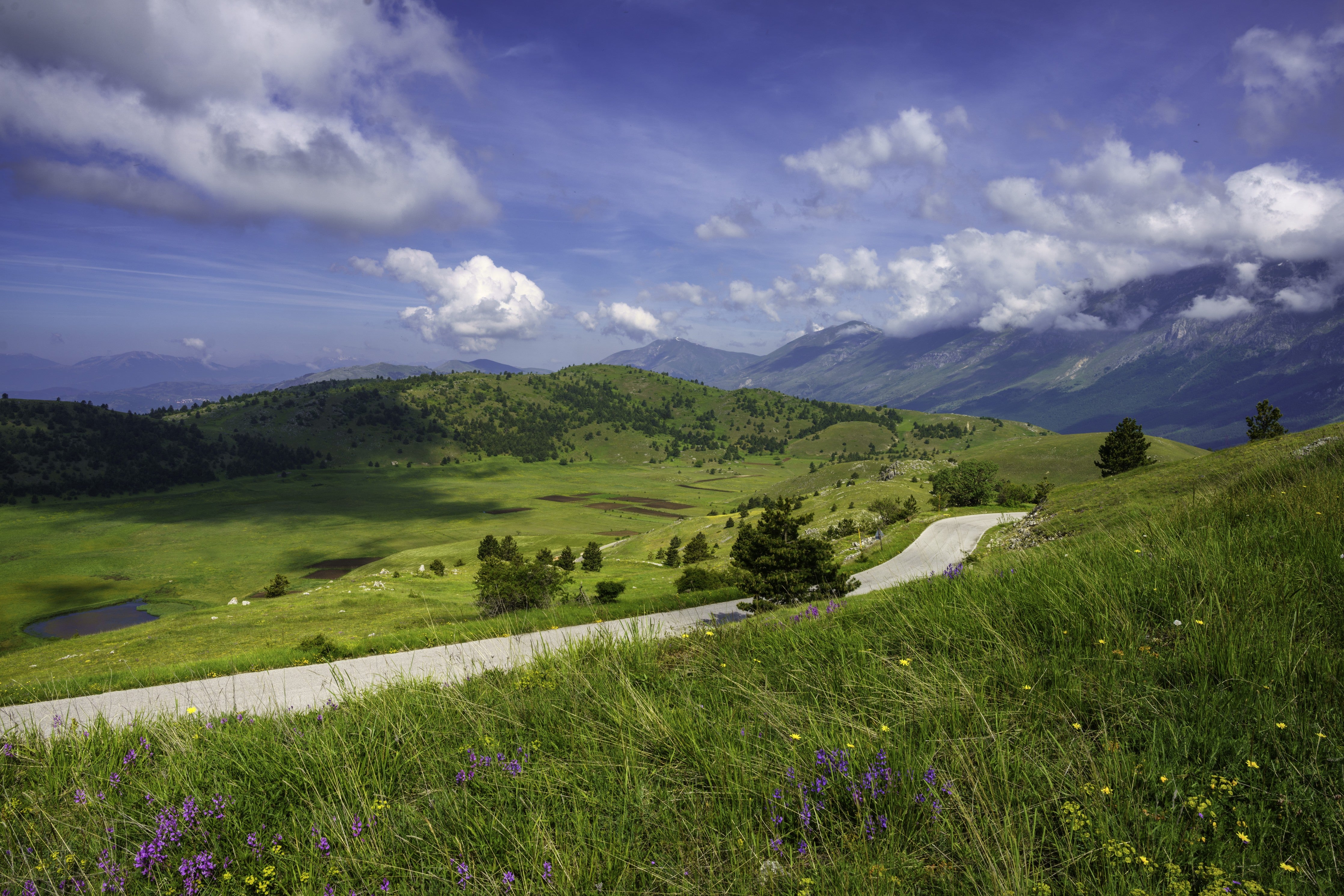 WC-Rückwand-Weite Alpenlandschaft mit Himmel