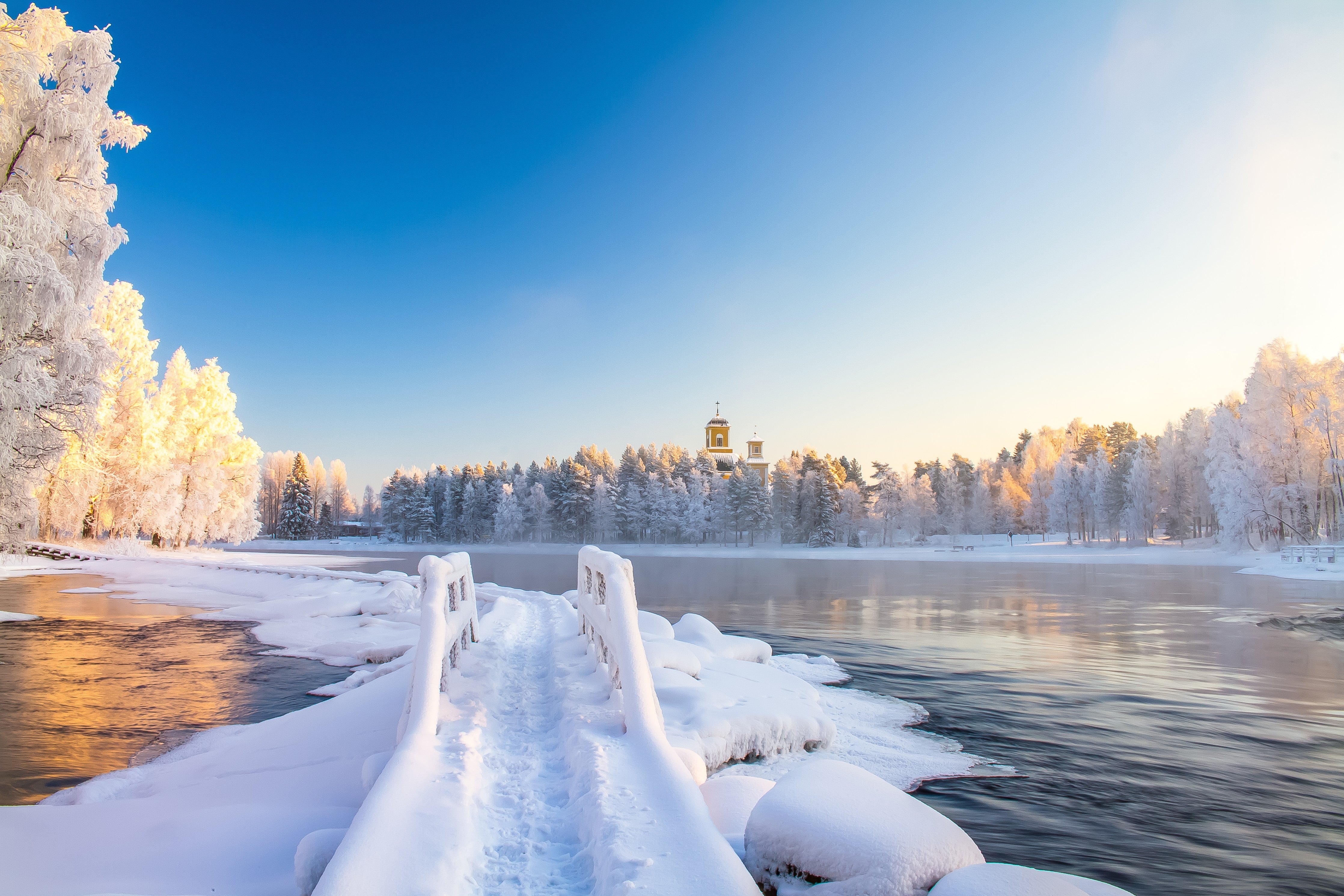 WC-Rückwand-Winterliche Flusslandschaft mit Holzbrücke