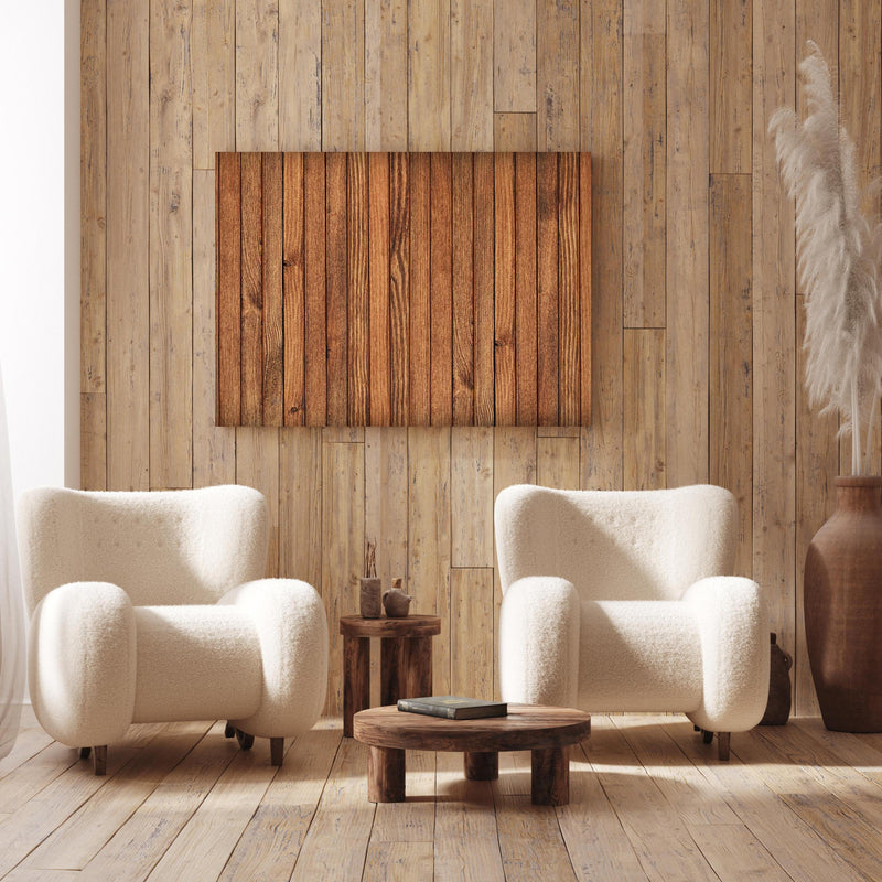 Wandbild - Gestreifte natürliche Holzbretter an Holzwand hinter sanften Sesseln mit Plüschbezug