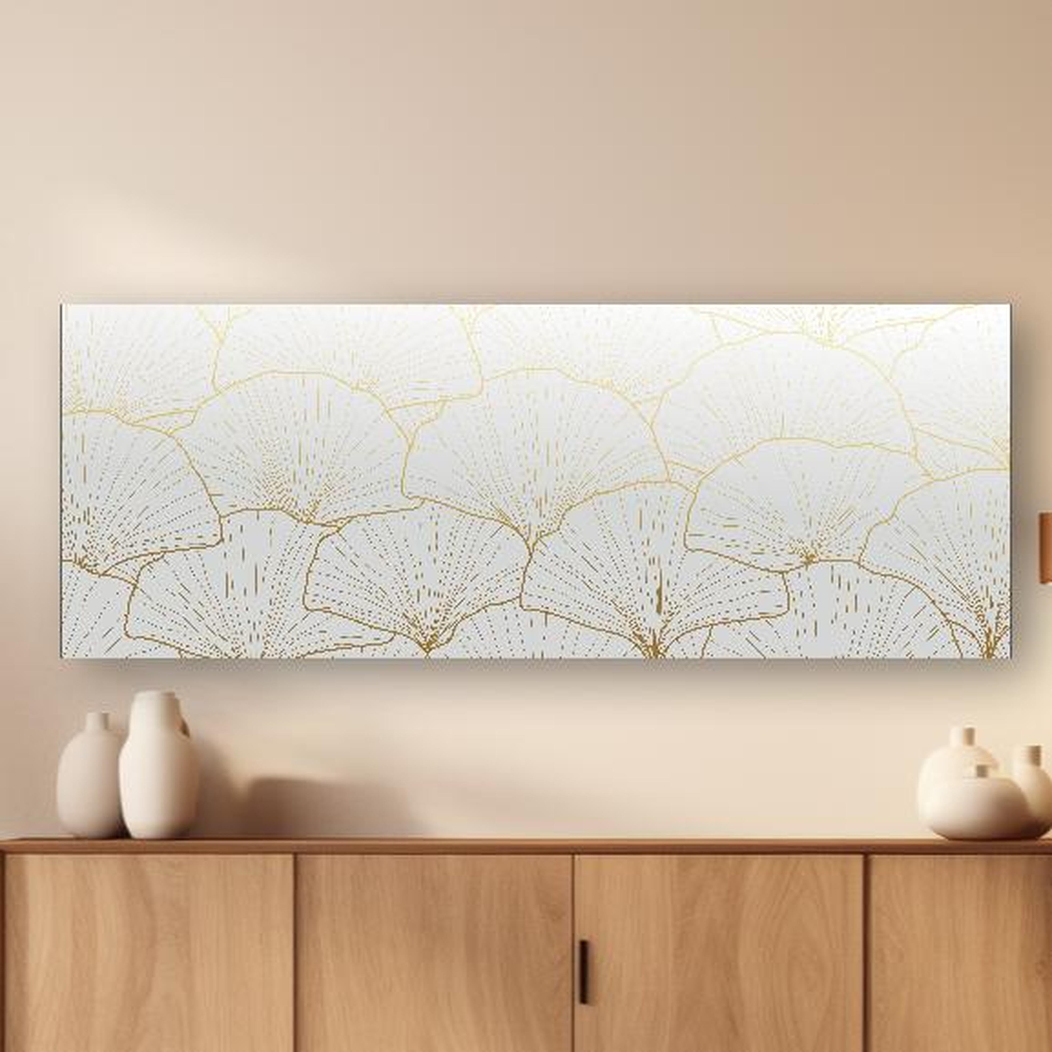 Wandbild - Stilvolles Ginkgo Muster Weiß-Gold Tapete in dezentem Wohnzimmer mit geölter Holzkommode Zoom