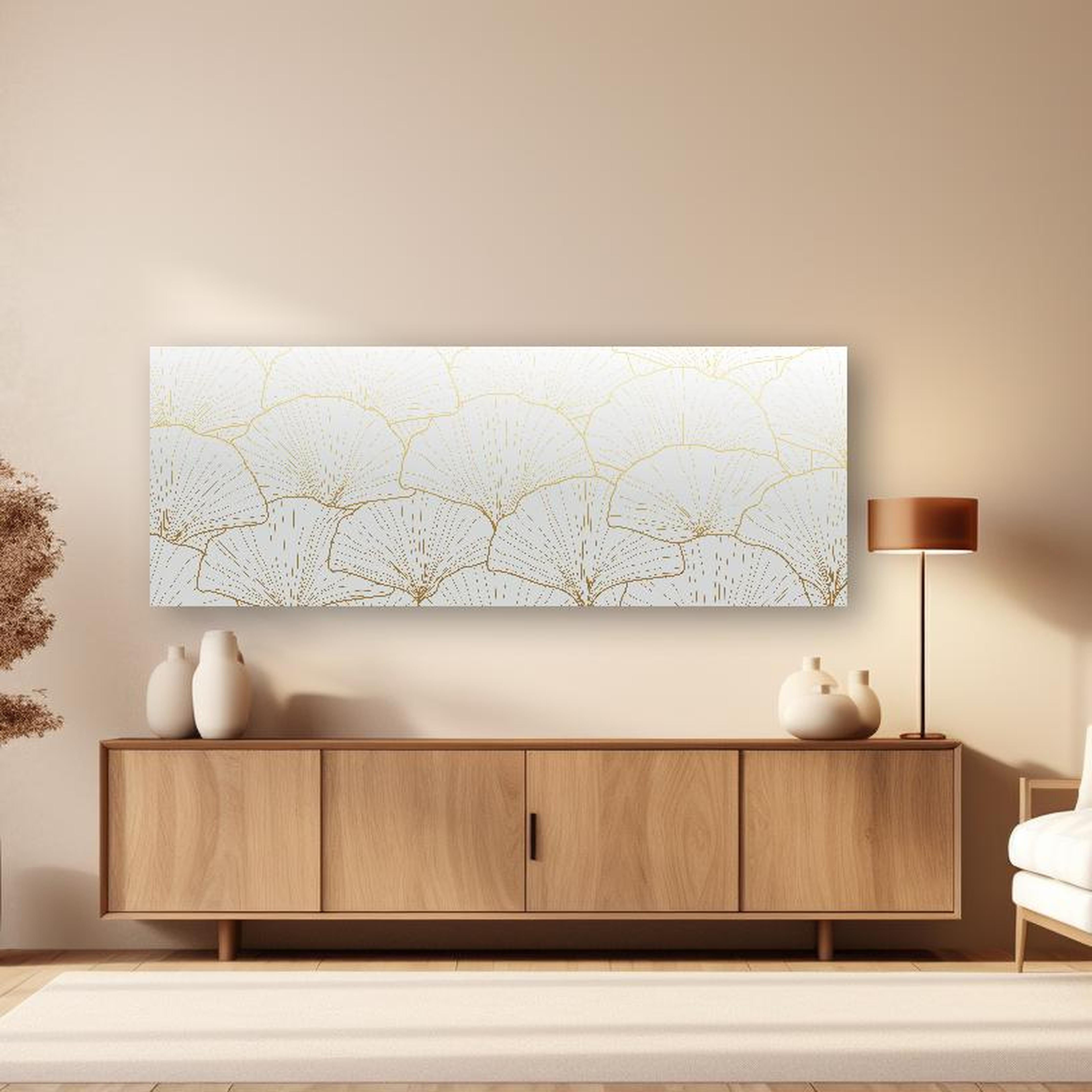Wandbild - Stilvolles Ginkgo Muster Weiß-Gold Tapete in dezentem Wohnzimmer mit geölter Holzkommode Zoom