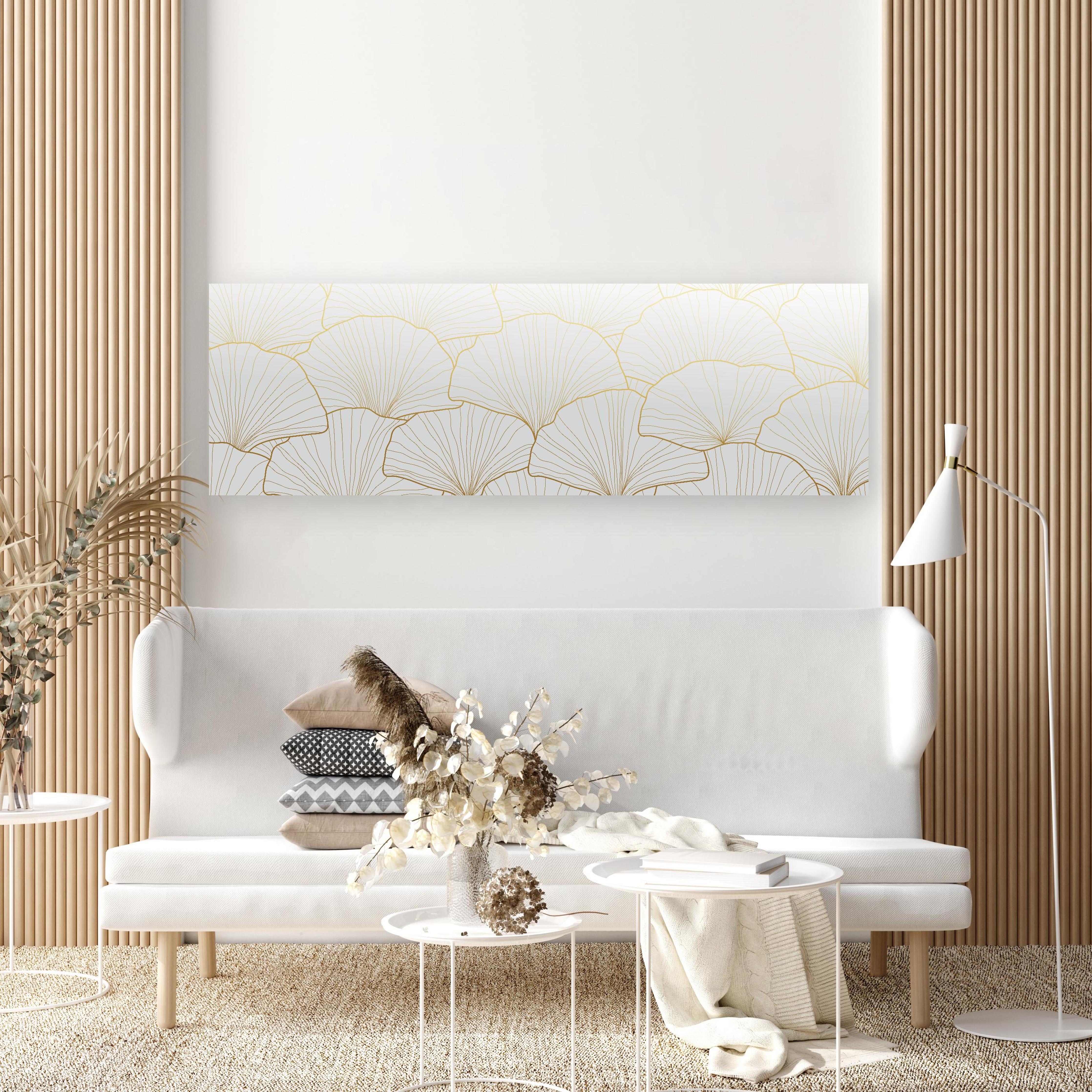 Wandbild - Stilvolles Ginkgo Muster Weiß-Gold Tapete in dezentem Wohnzimmer mit geölter Holzkommode Zoom