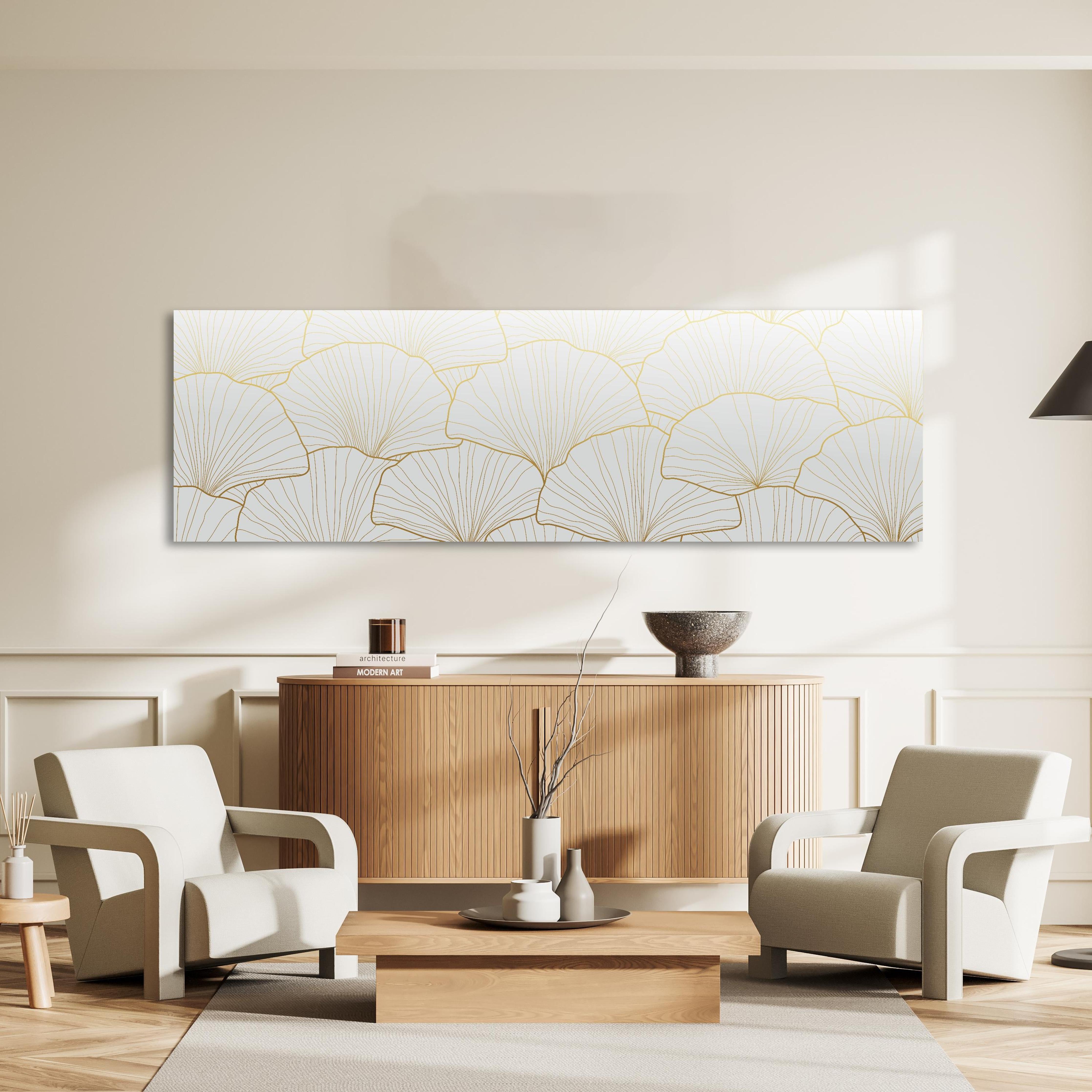Wandbild - Stilvolles Ginkgo Muster Weiß-Gold Tapete in dezentem Wohnzimmer mit geölter Holzkommode Zoom