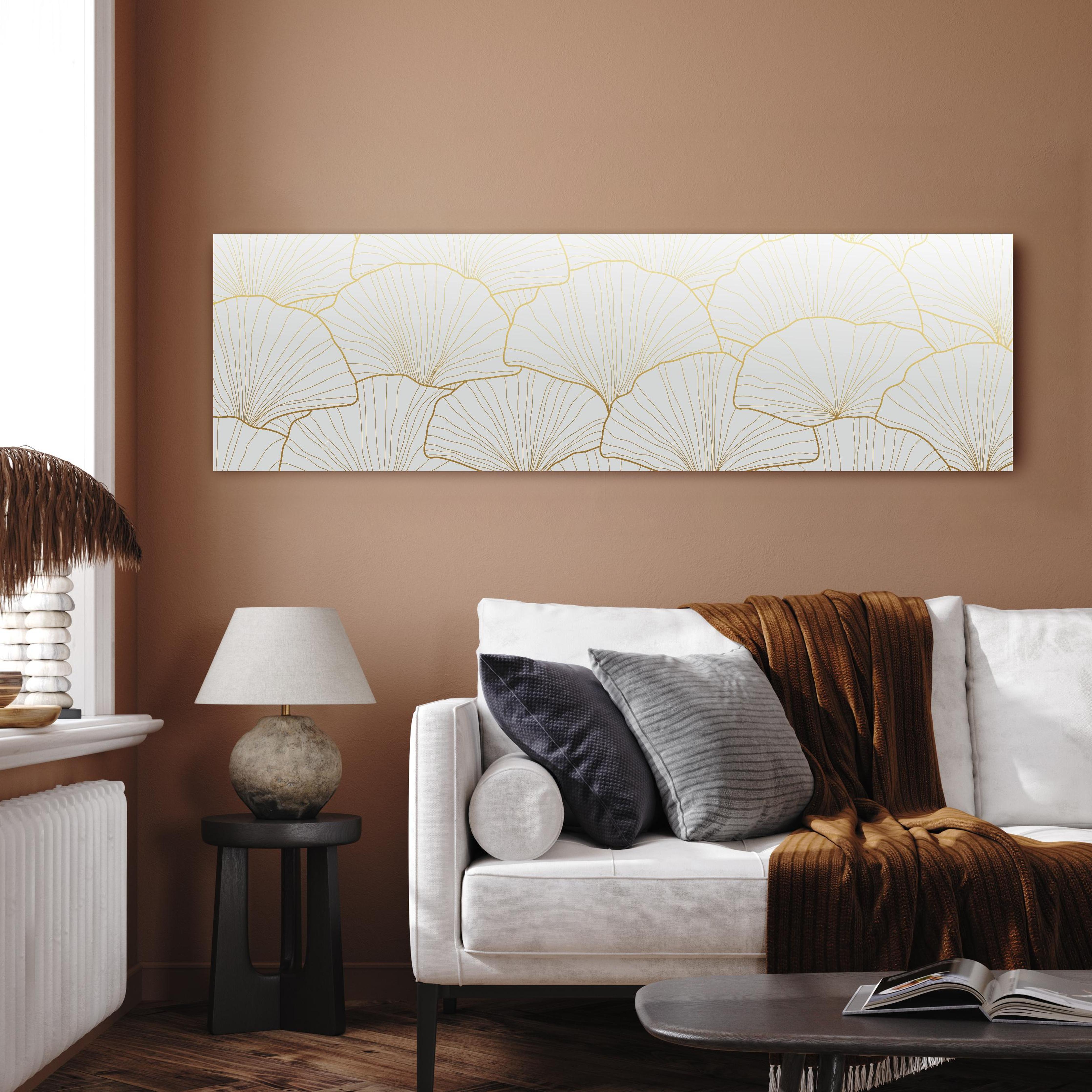 Wandbild - Stilvolles Ginkgo Muster Weiß-Gold Tapete in dezentem Wohnzimmer mit geölter Holzkommode Zoom