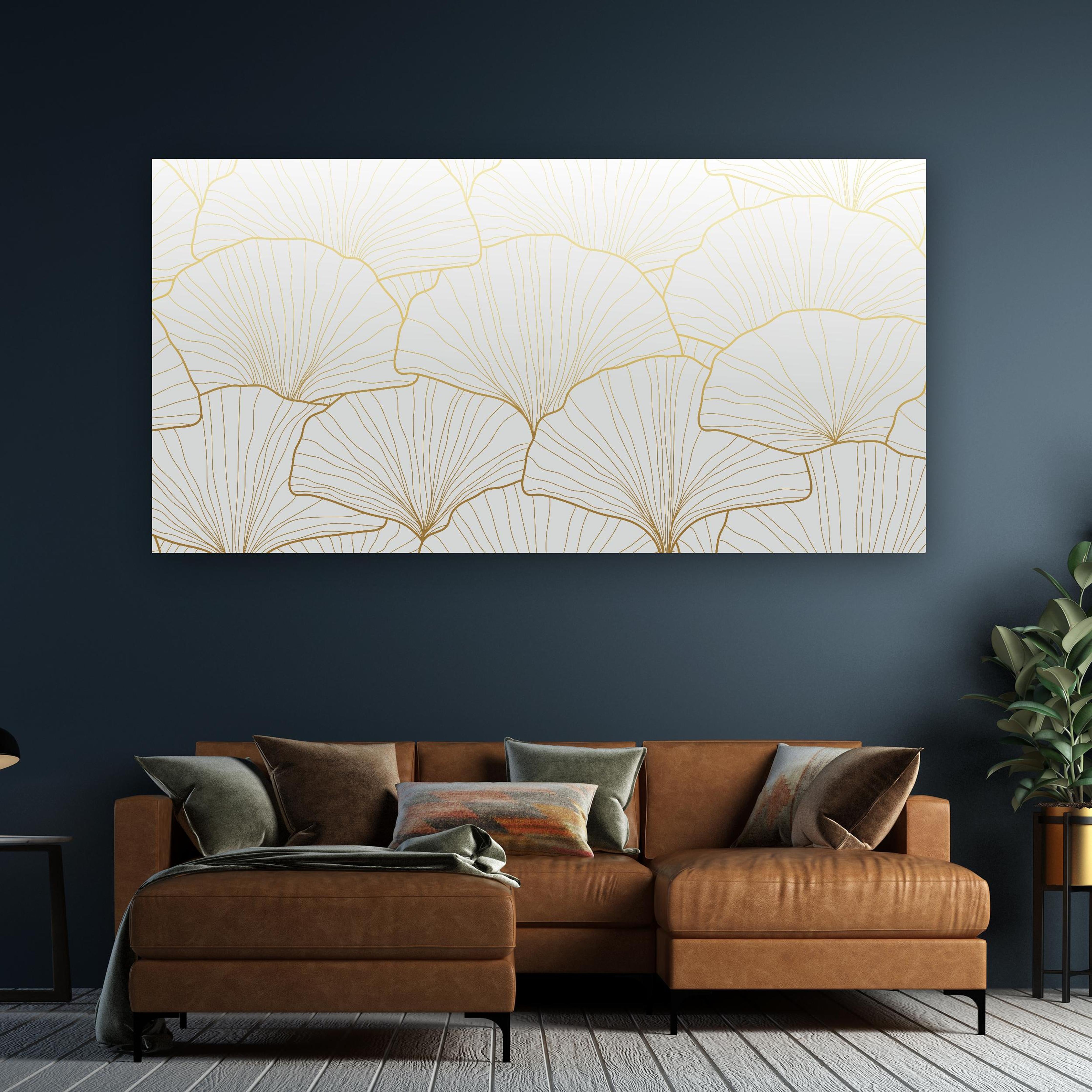 Wandbild - Stilvolles Ginkgo Muster Weiß-Gold Tapete in dezentem Wohnzimmer mit geölter Holzkommode Zoom